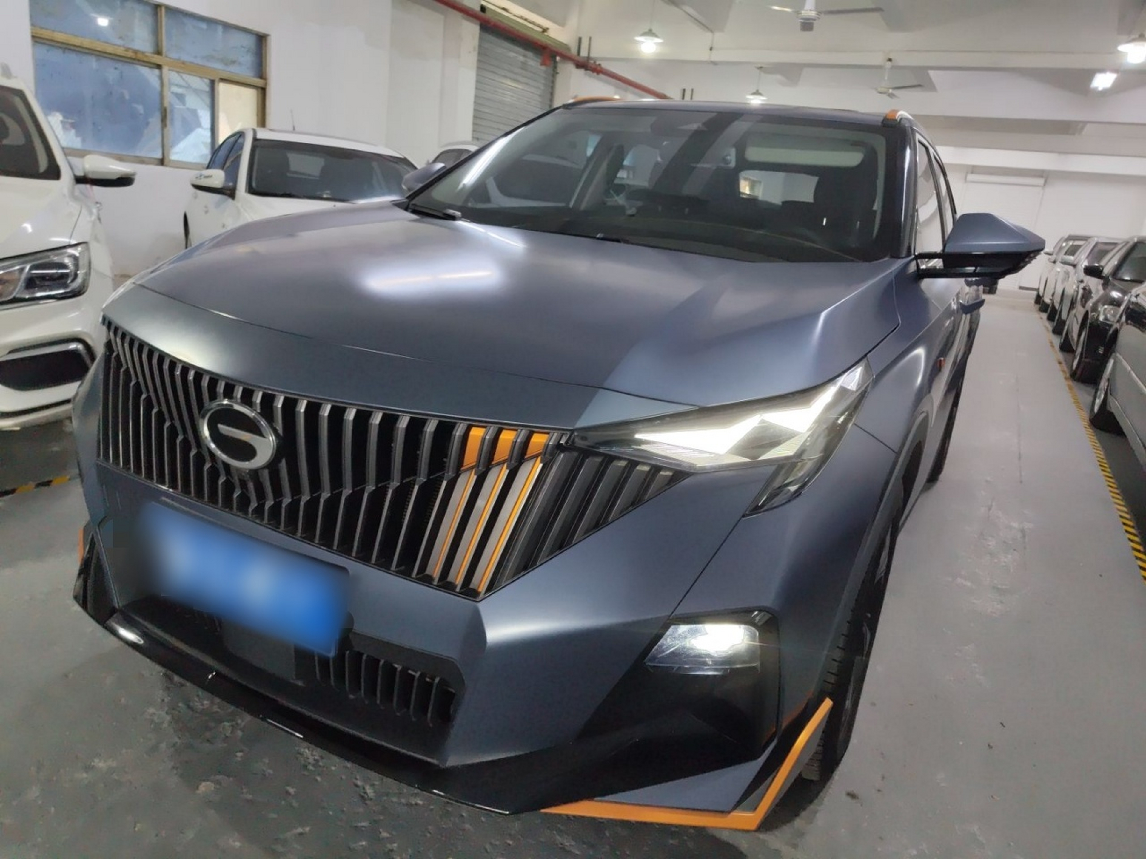 تحت مقدمة السيارة