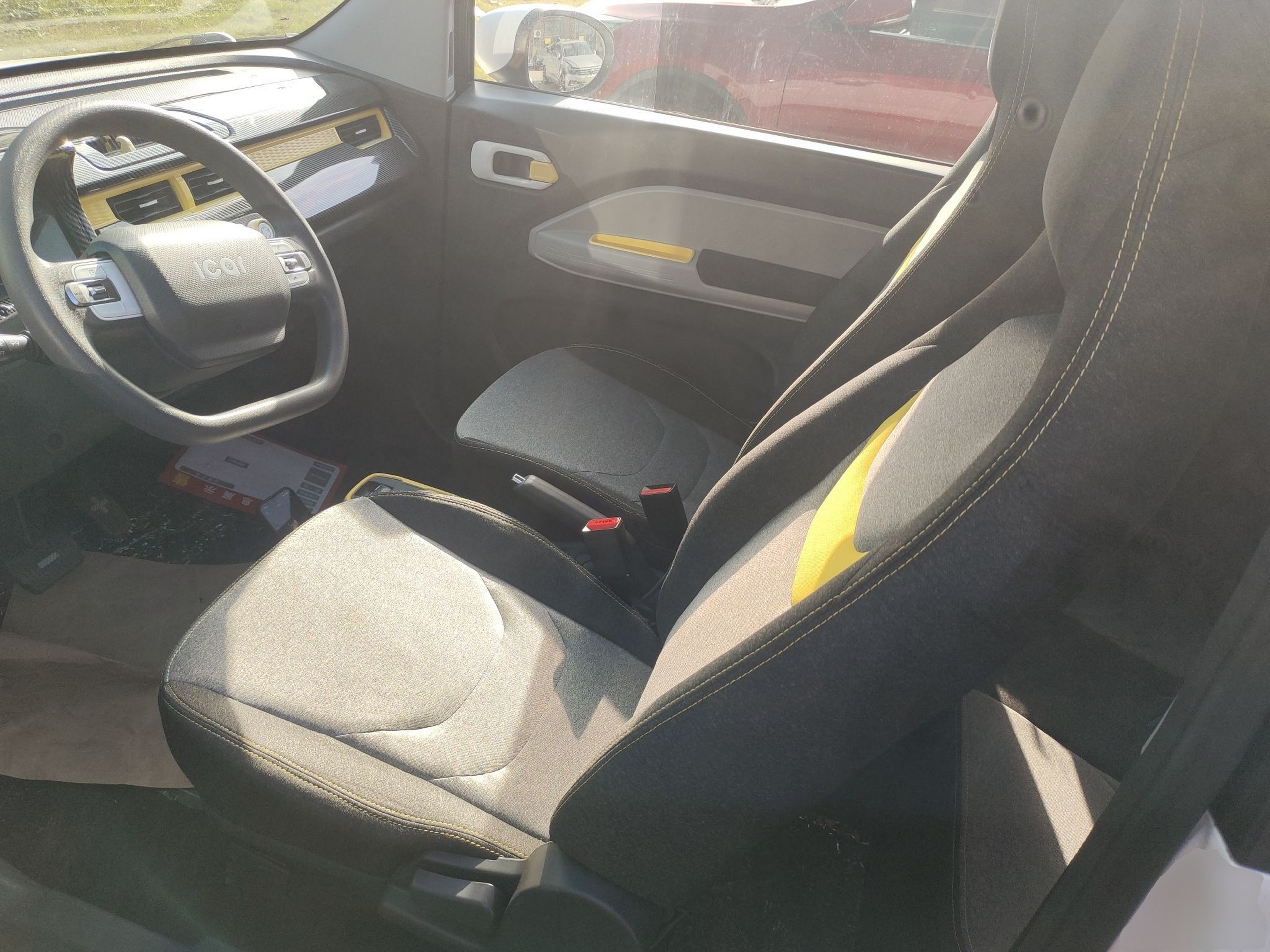 المقاعد الأمامية داخل السيارة