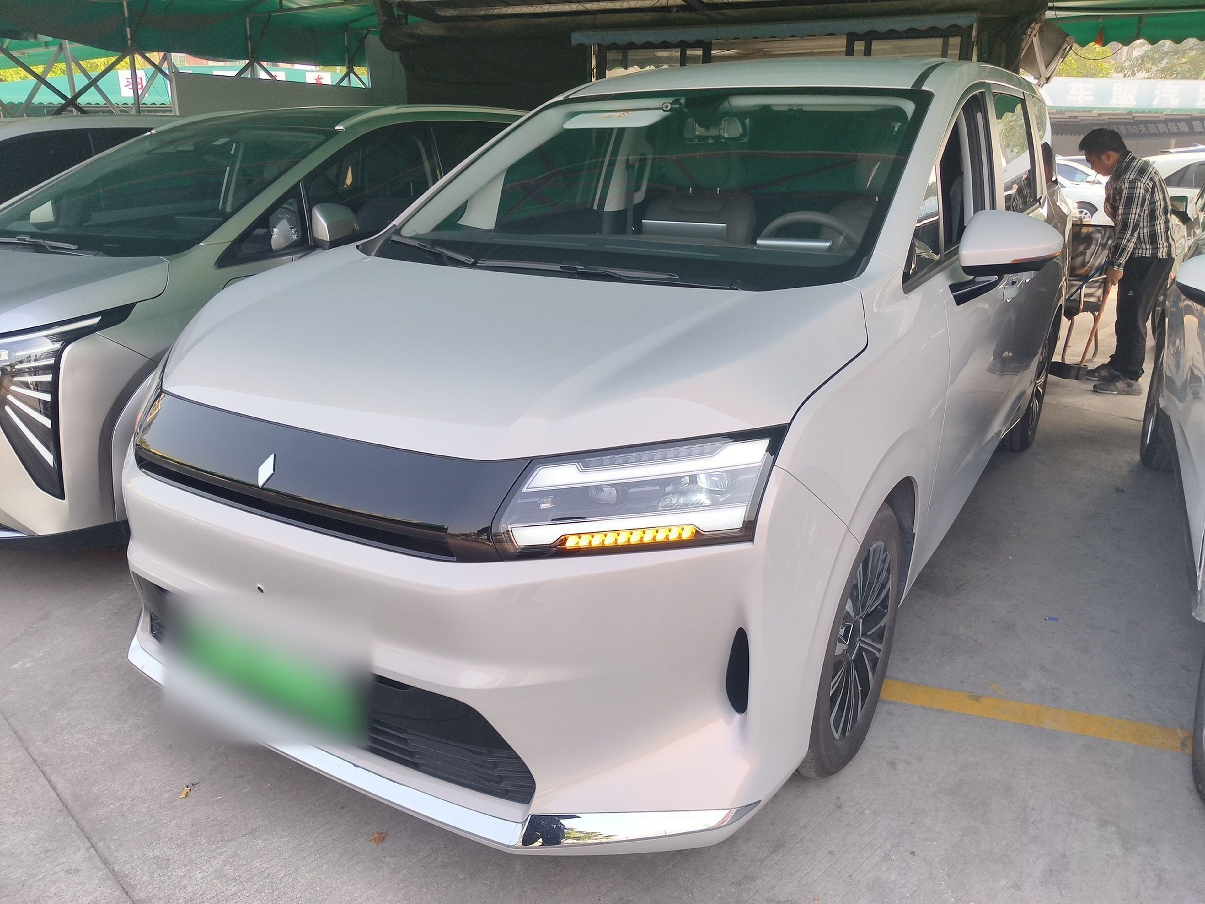 Под передней частью автомобиля