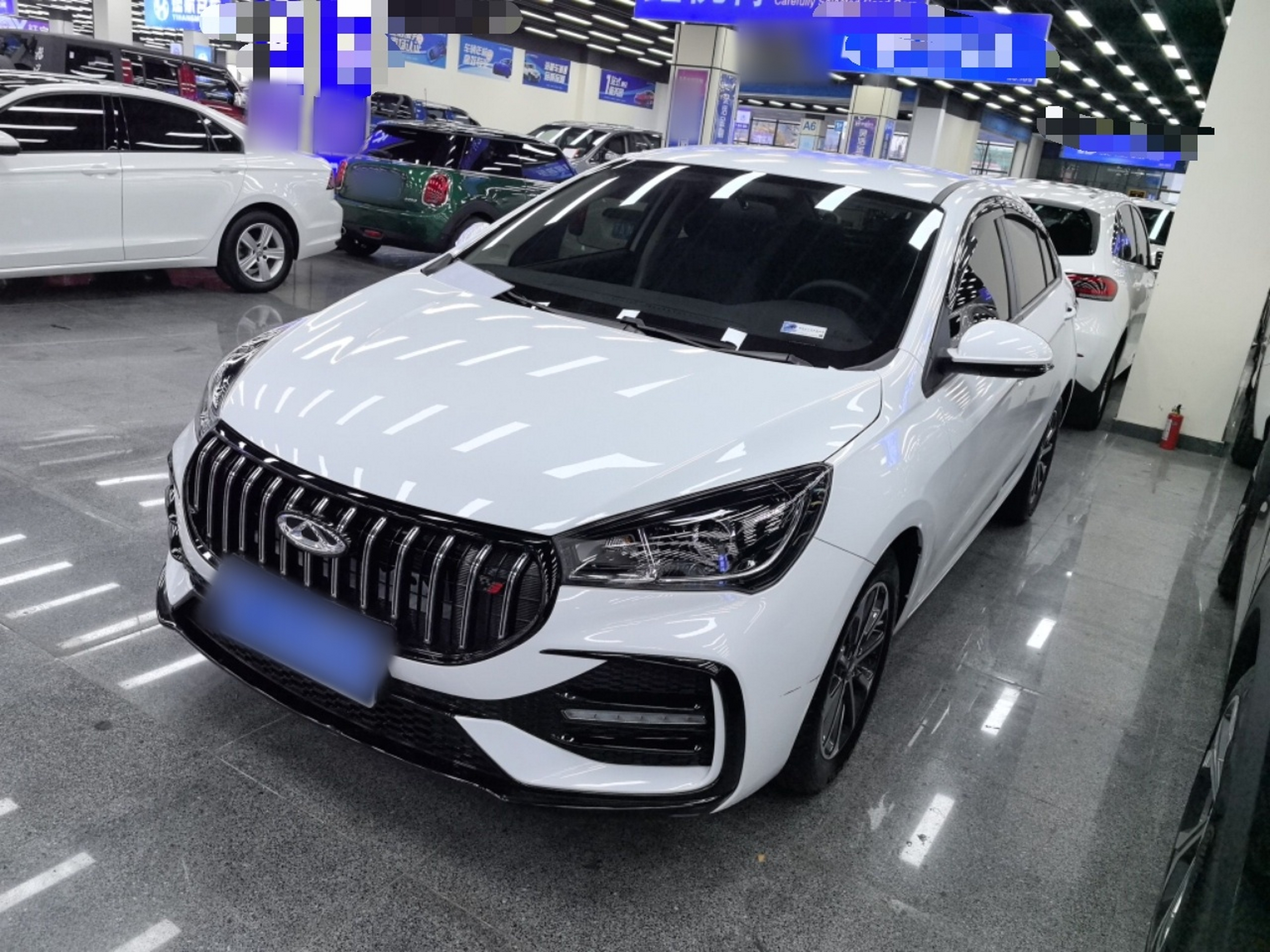 تحت مقدمة السيارة