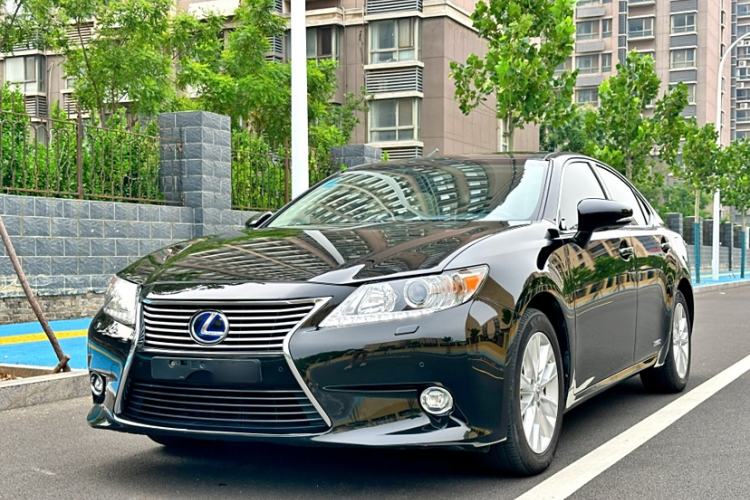 Used Lexus ES 2014 300h Elite Edition
