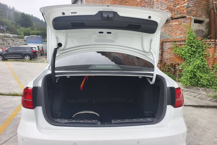 Used Volkswagen Sagitar 2017 230TSI Automatic Comfort Version
