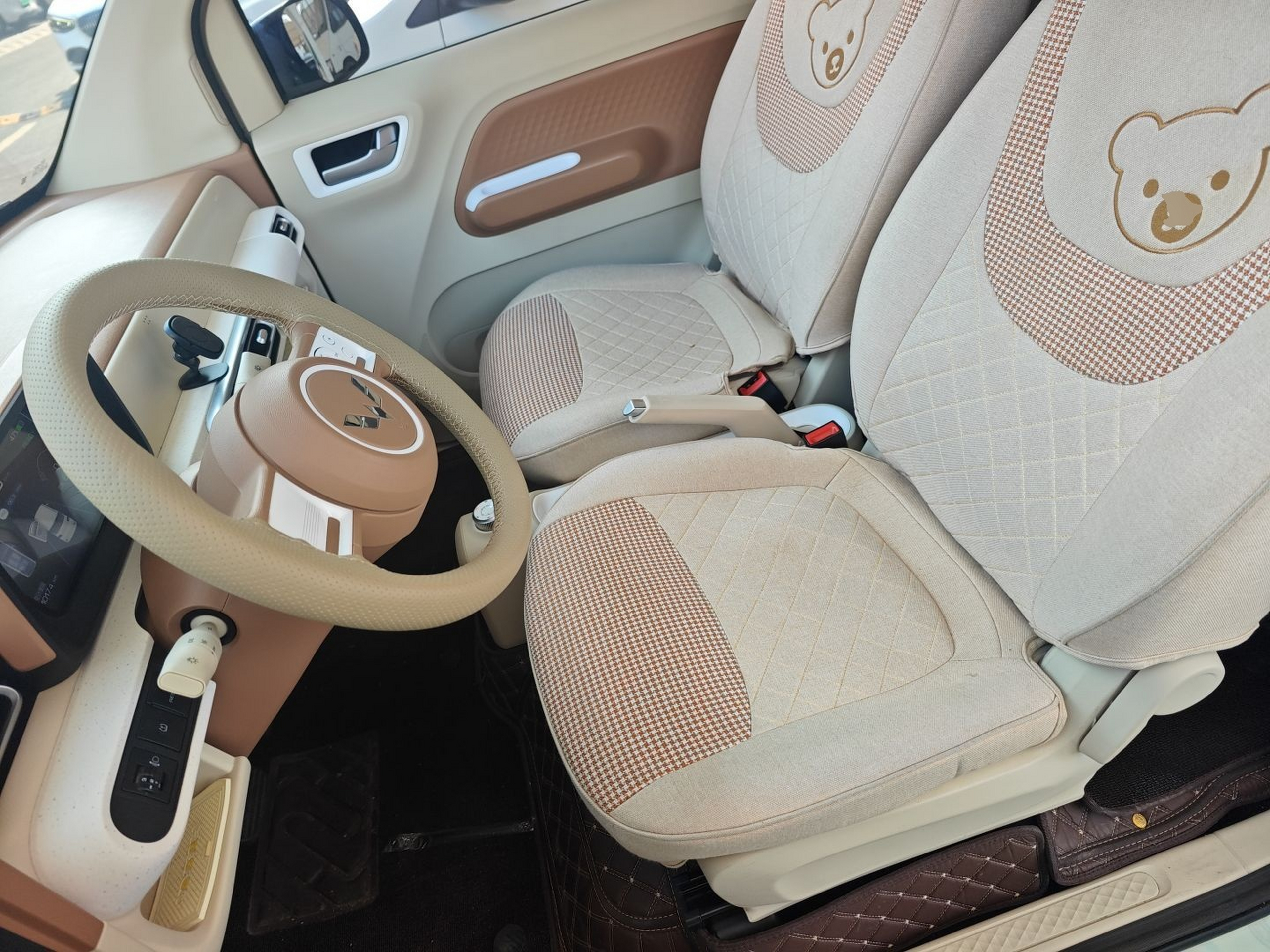 المقاعد الأمامية داخل السيارة