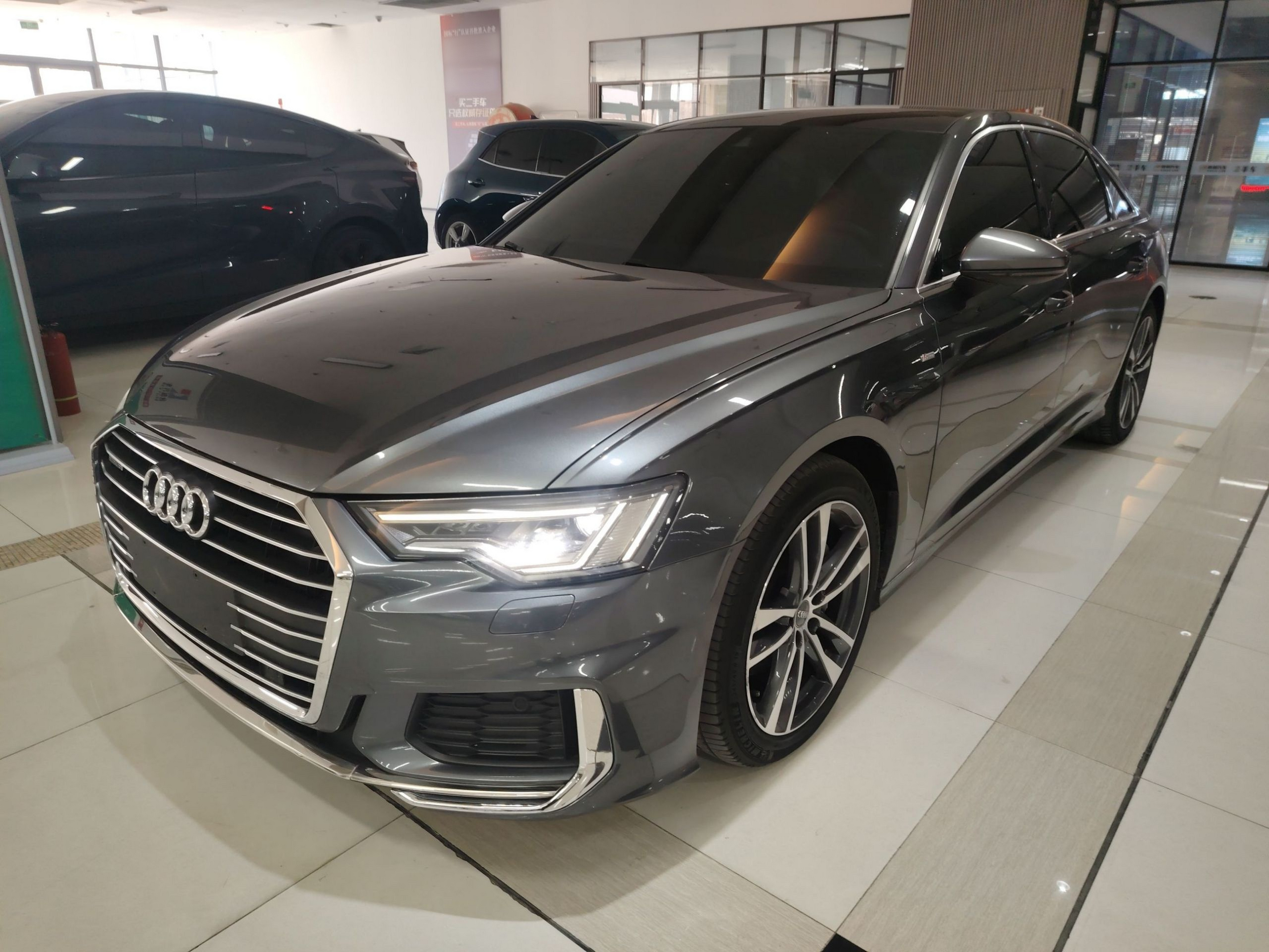 تحت مقدمة السيارة