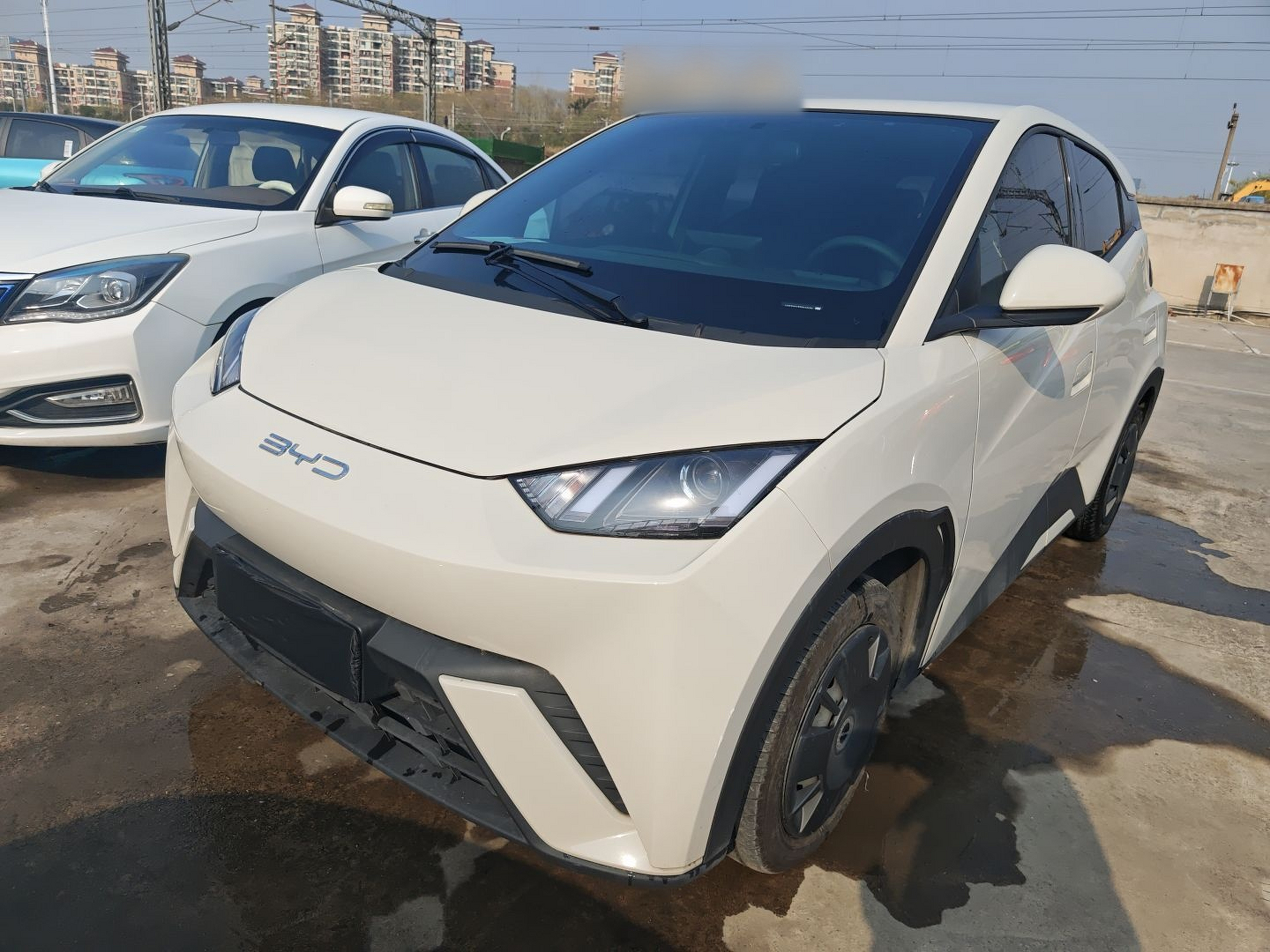 Под передней частью автомобиля