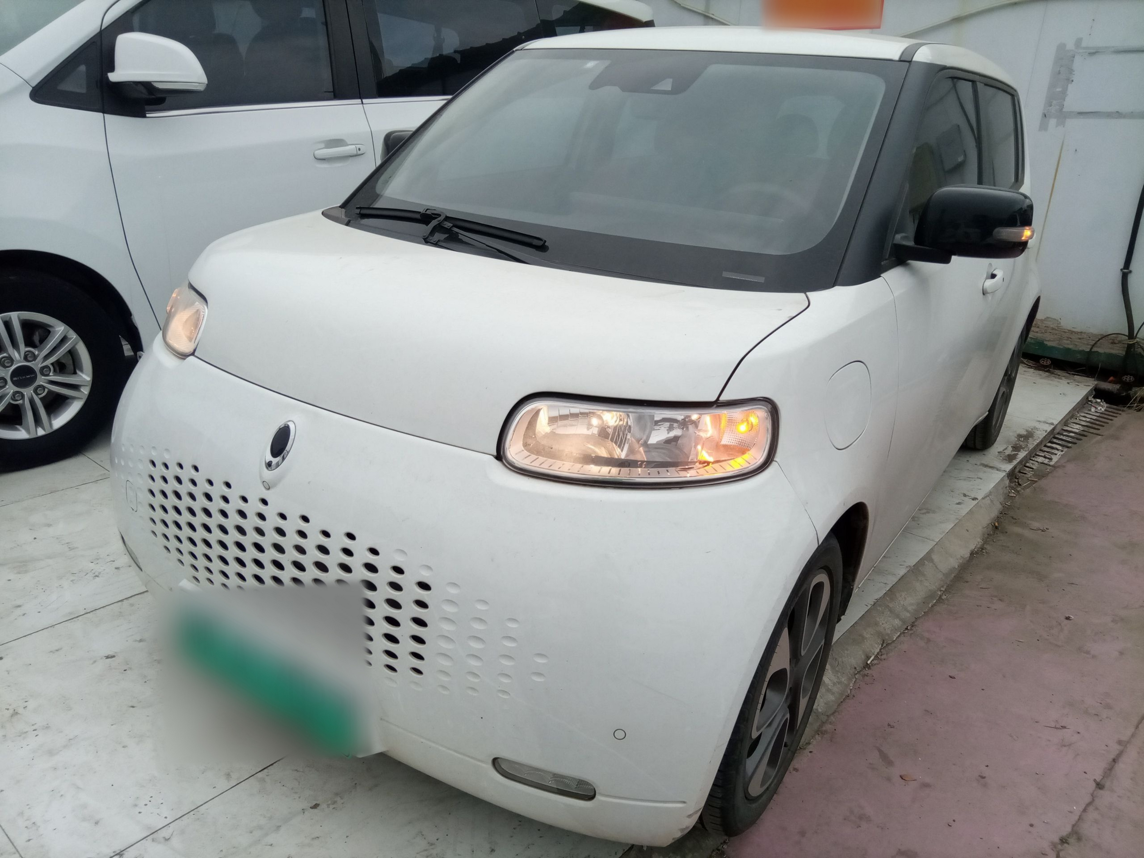 Под передней частью автомобиля