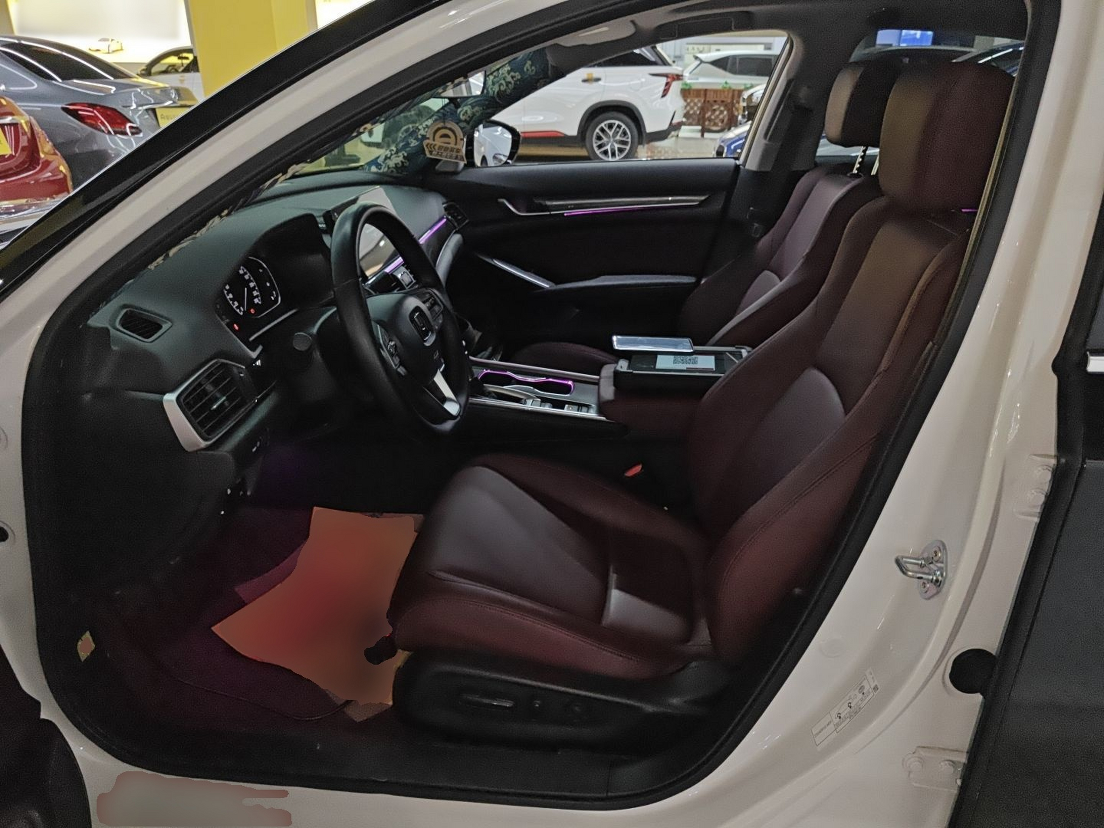 المقاعد الأمامية داخل السيارة