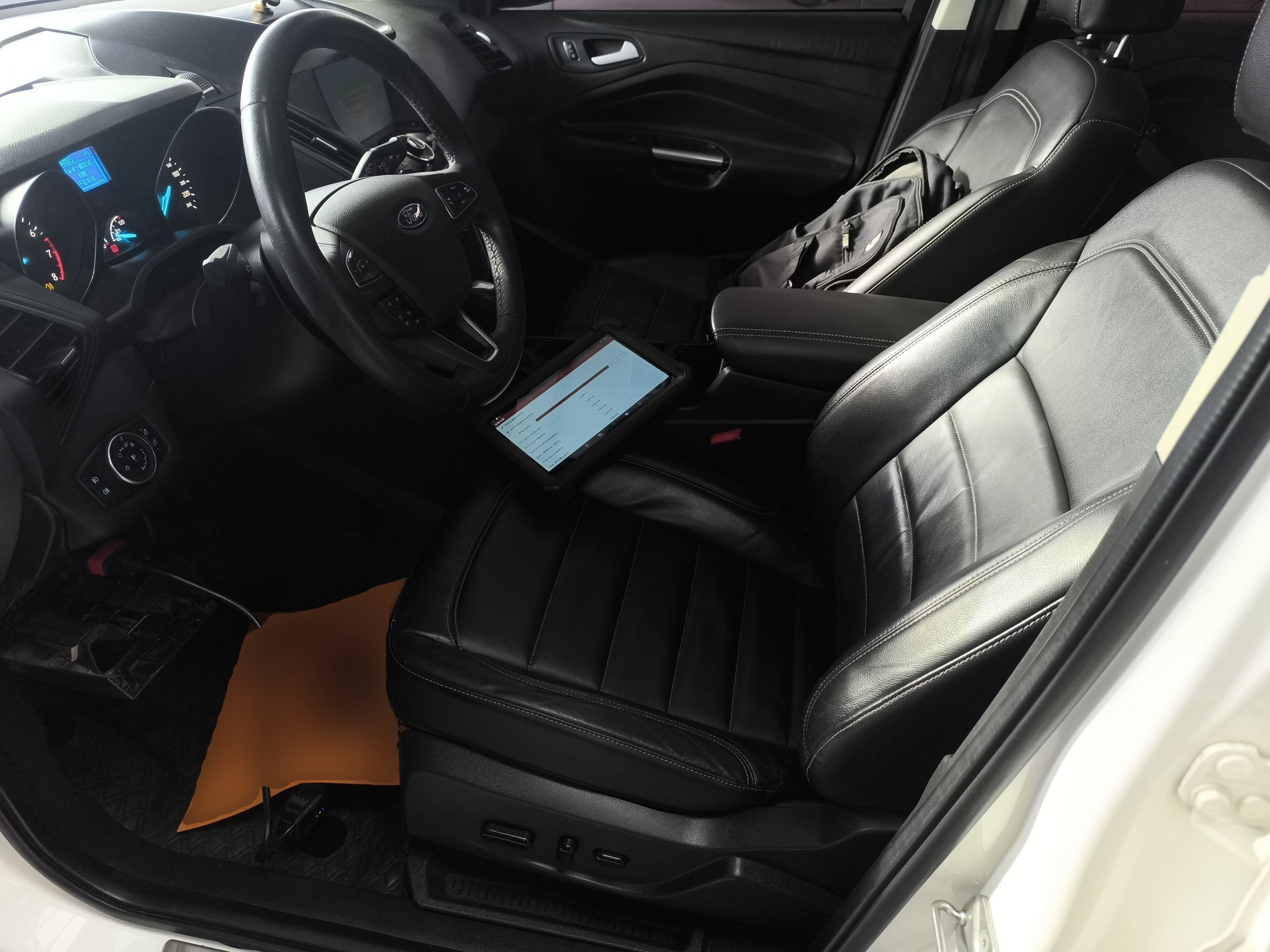 Переднее сиденье в автомобиле