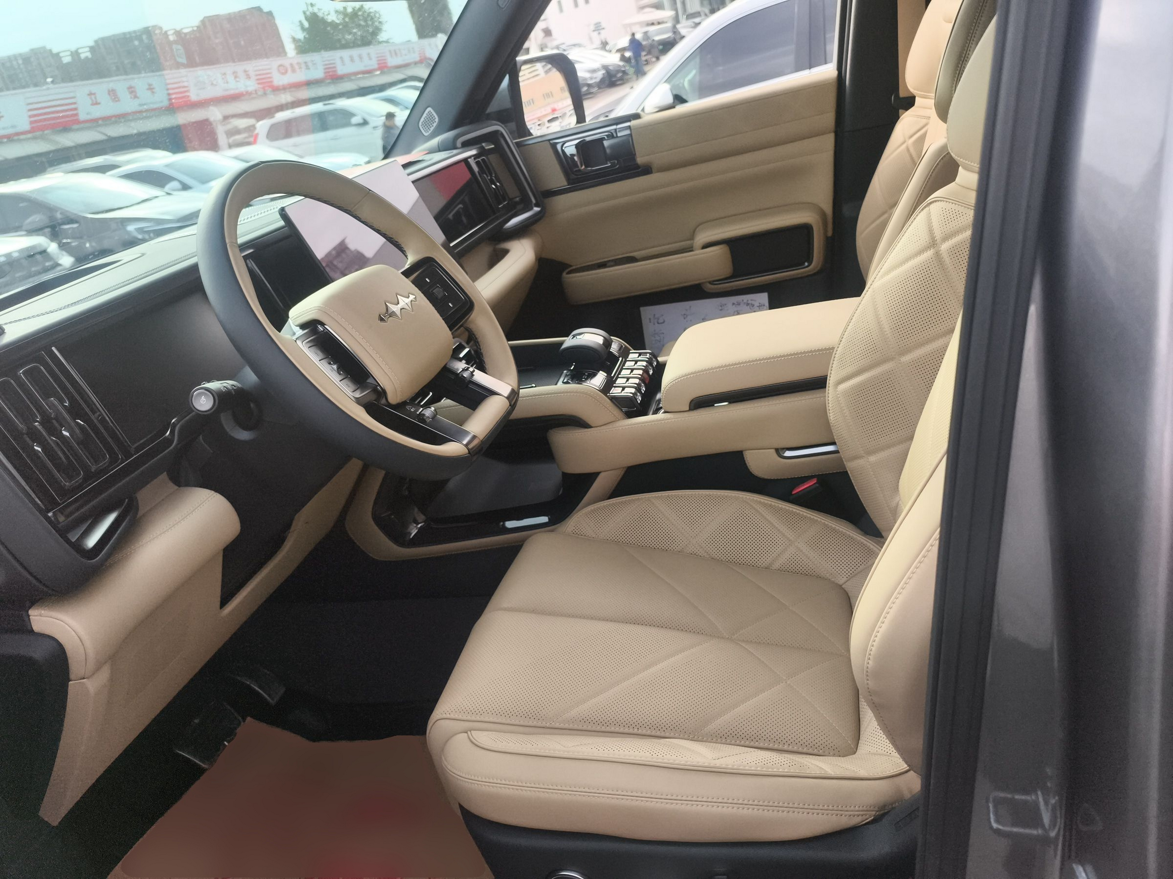 المقاعد الأمامية داخل السيارة