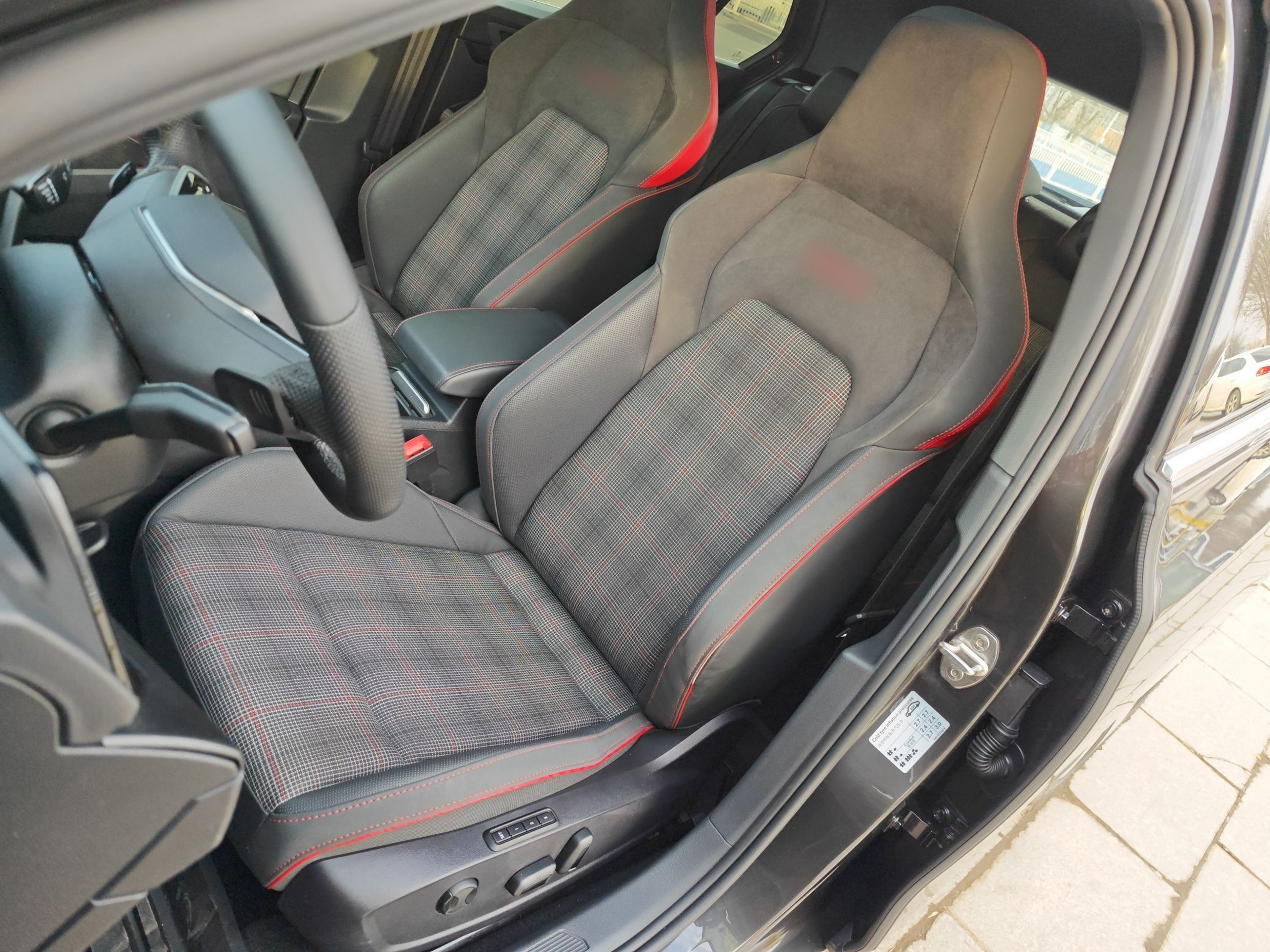 المقاعد الأمامية داخل السيارة