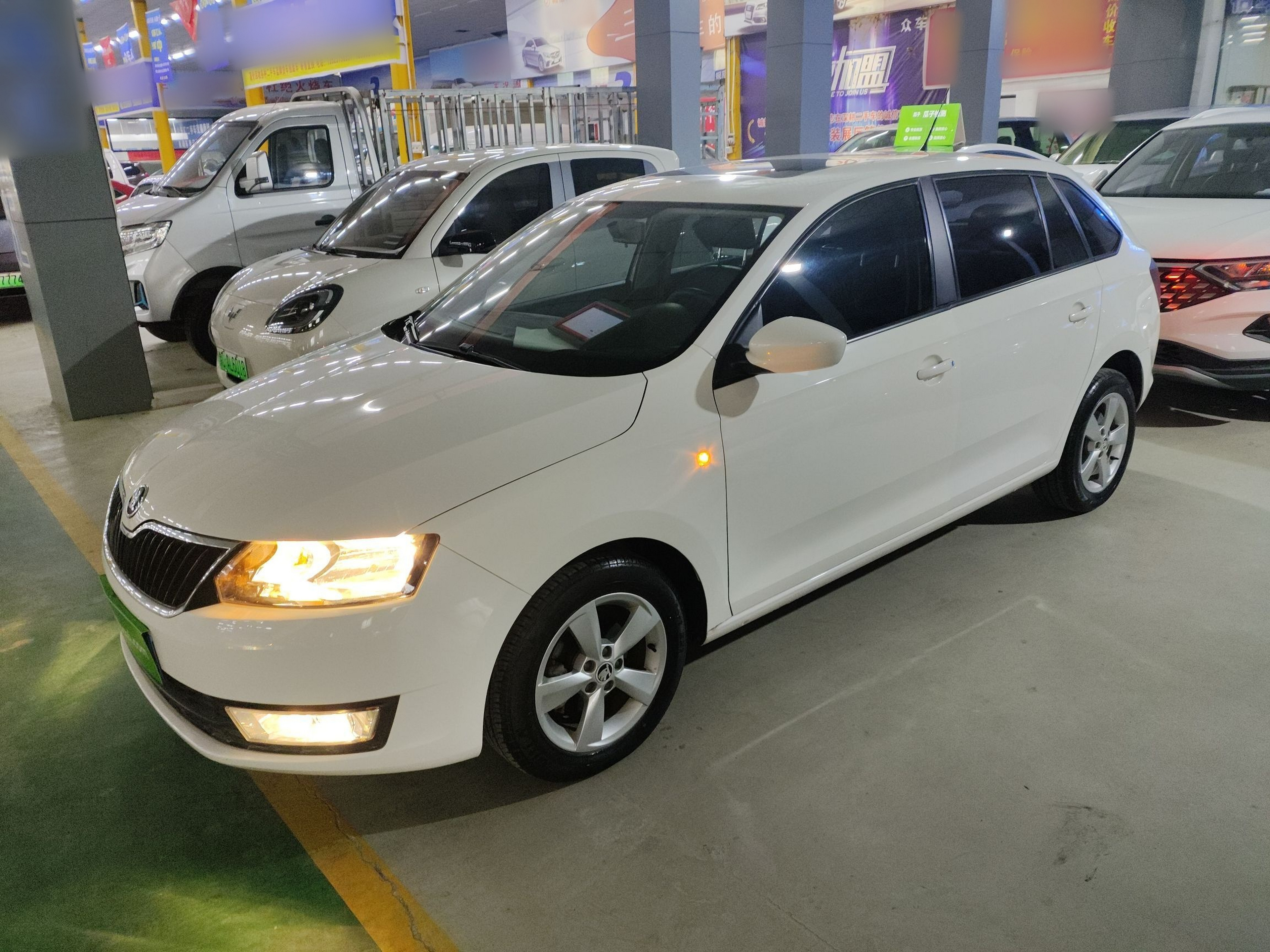 تحت مقدمة السيارة