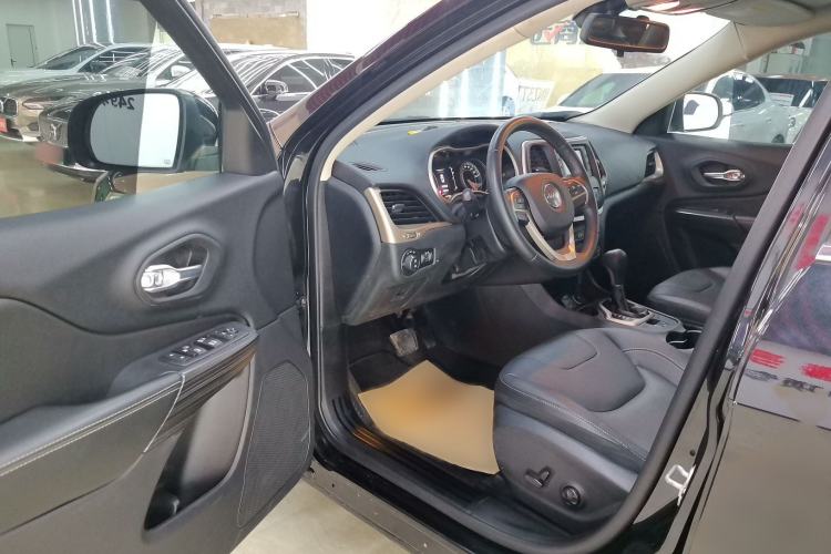 Used  Cherokee 2016 2.4L Leading Edition