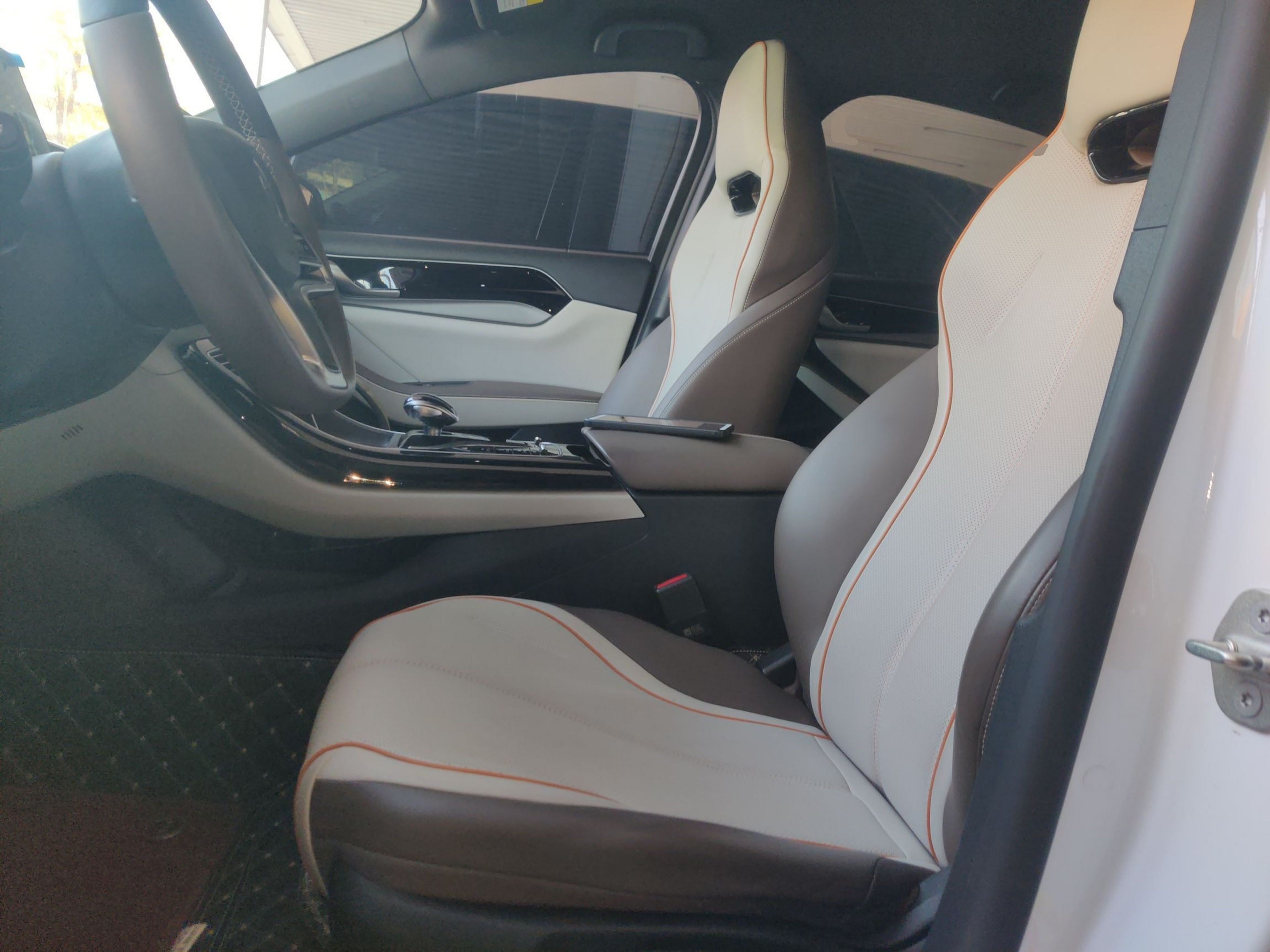 المقاعد الأمامية داخل السيارة