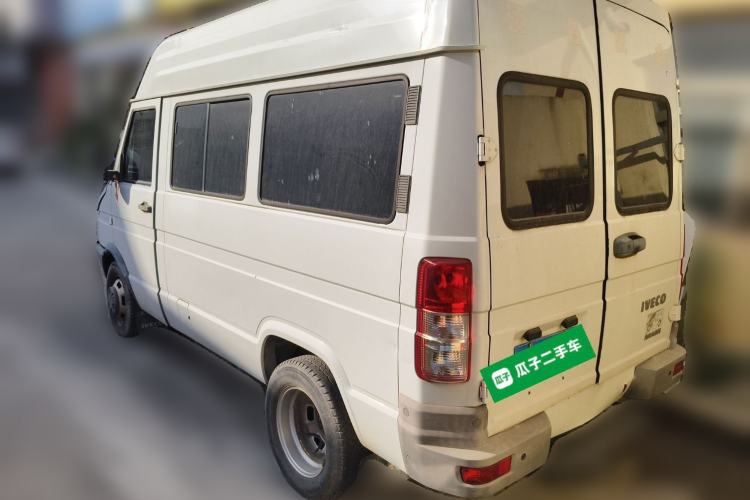 Used Iveco Daily 2020 2.5T A35 Passenger Van with Dual Tires Mid-Roof Design 5-9 Seater Side-Sliding Door China V Emission Standard

