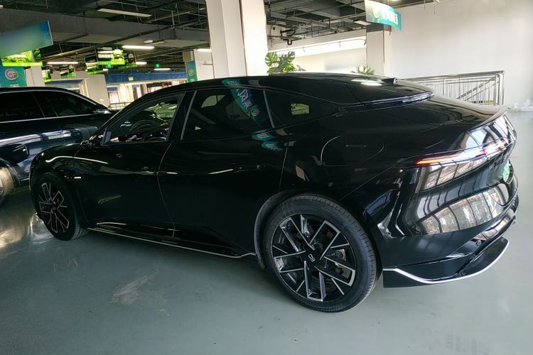 Used  06 2025 Max Extended-Range Edition
