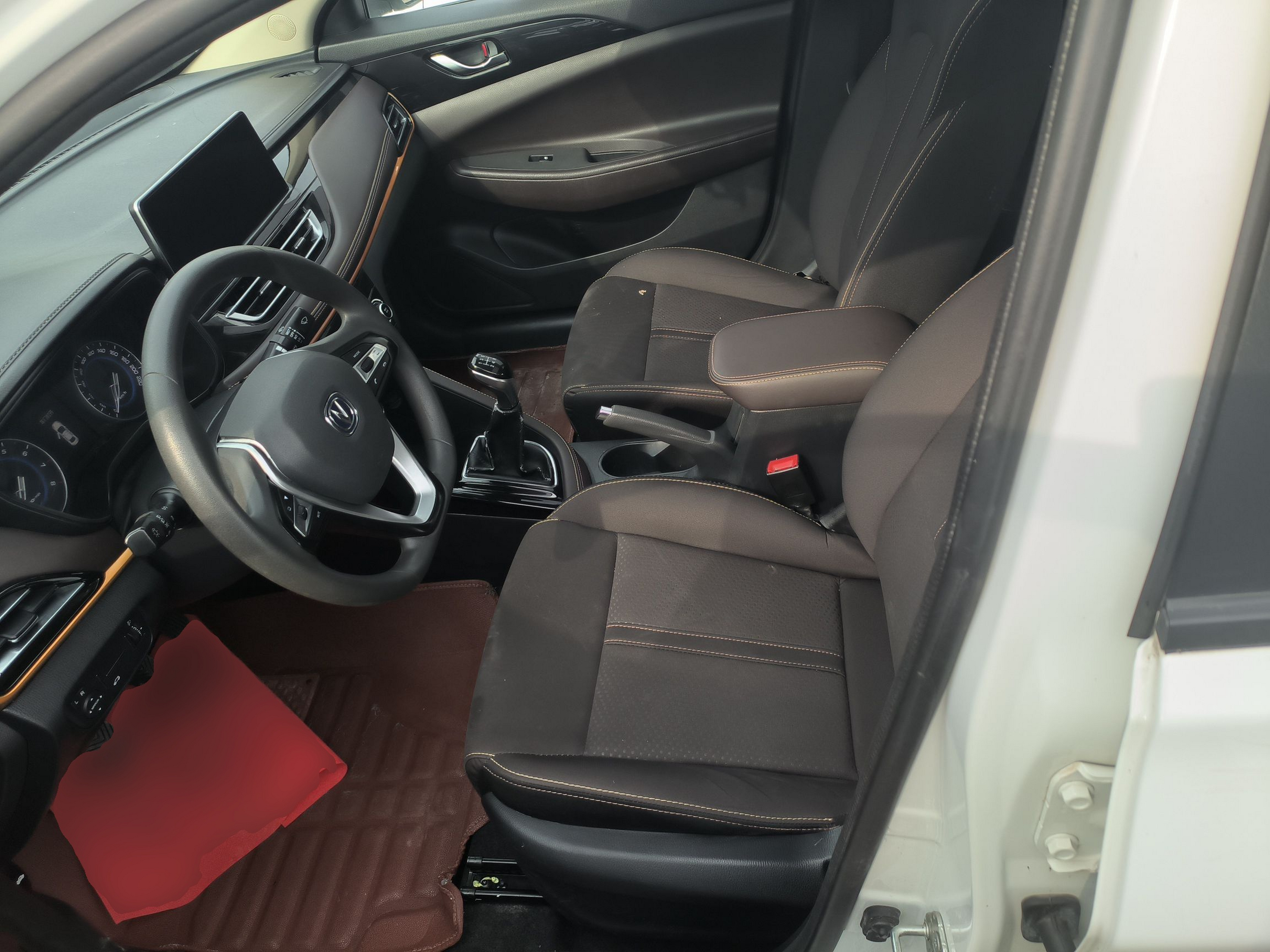 Переднее сиденье в автомобиле