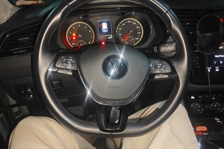 Used Volkswagen Tiguan L 2019 330TSI Automatic Two-Wheel Drive Smart Luxury Version China VI Standard
