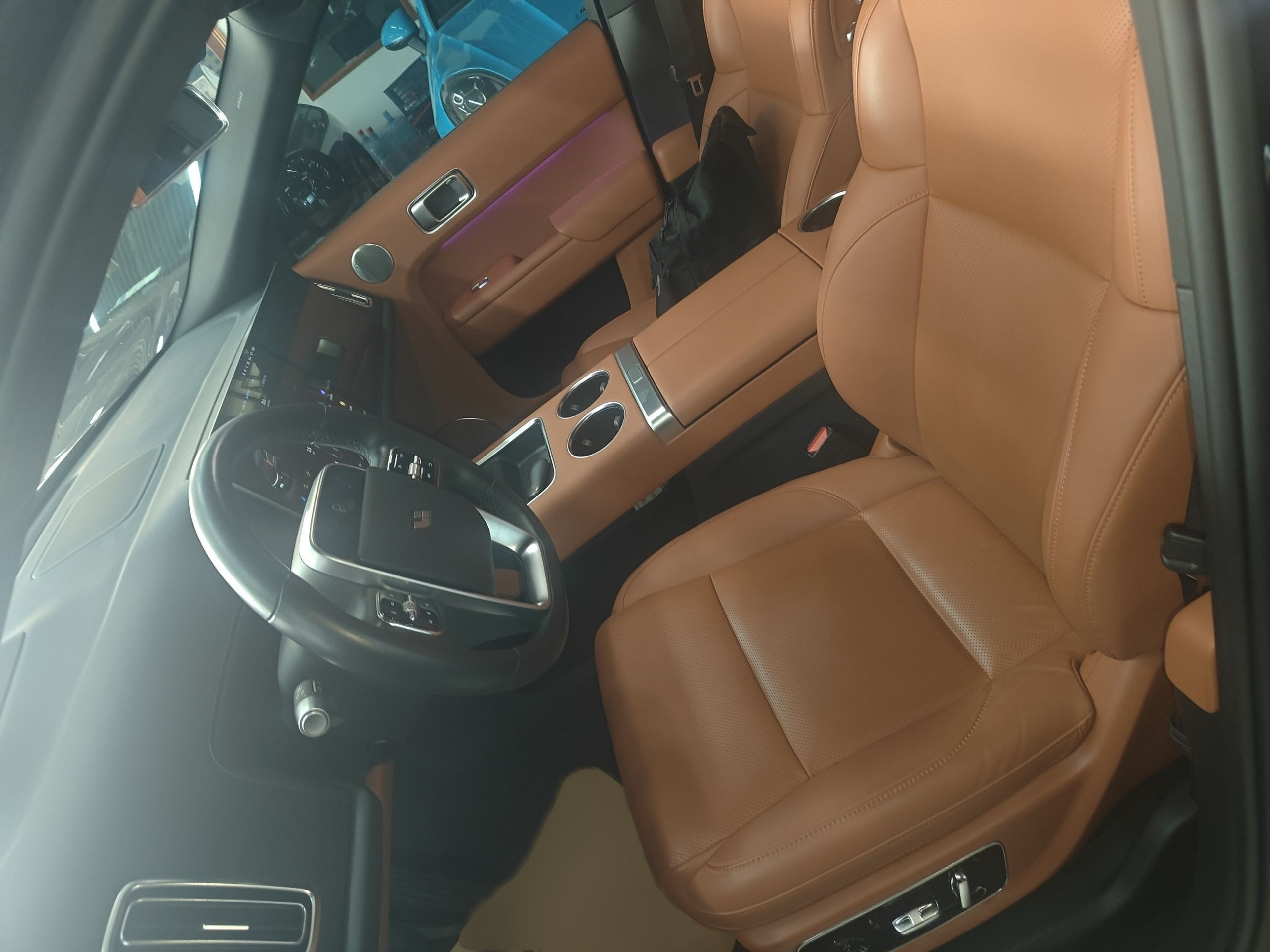 المقاعد الأمامية داخل السيارة