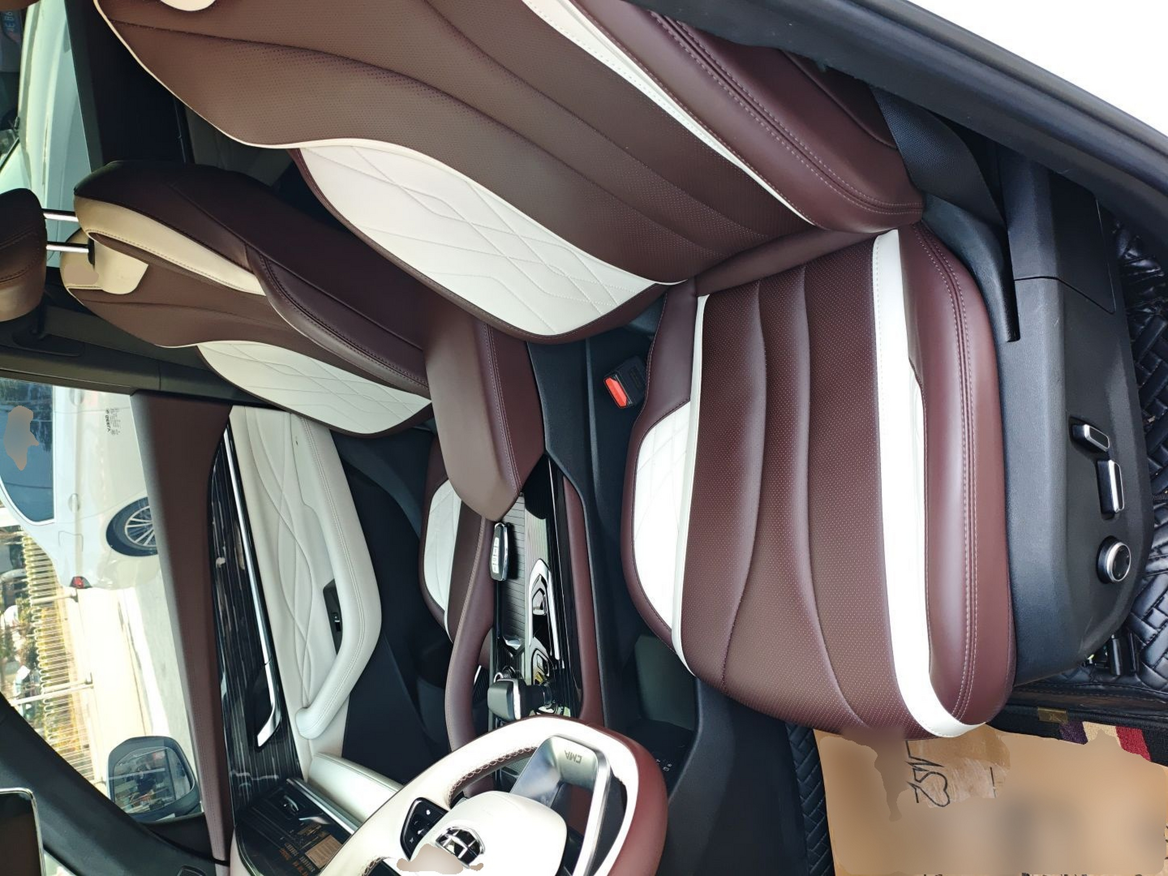 المقاعد الأمامية داخل السيارة