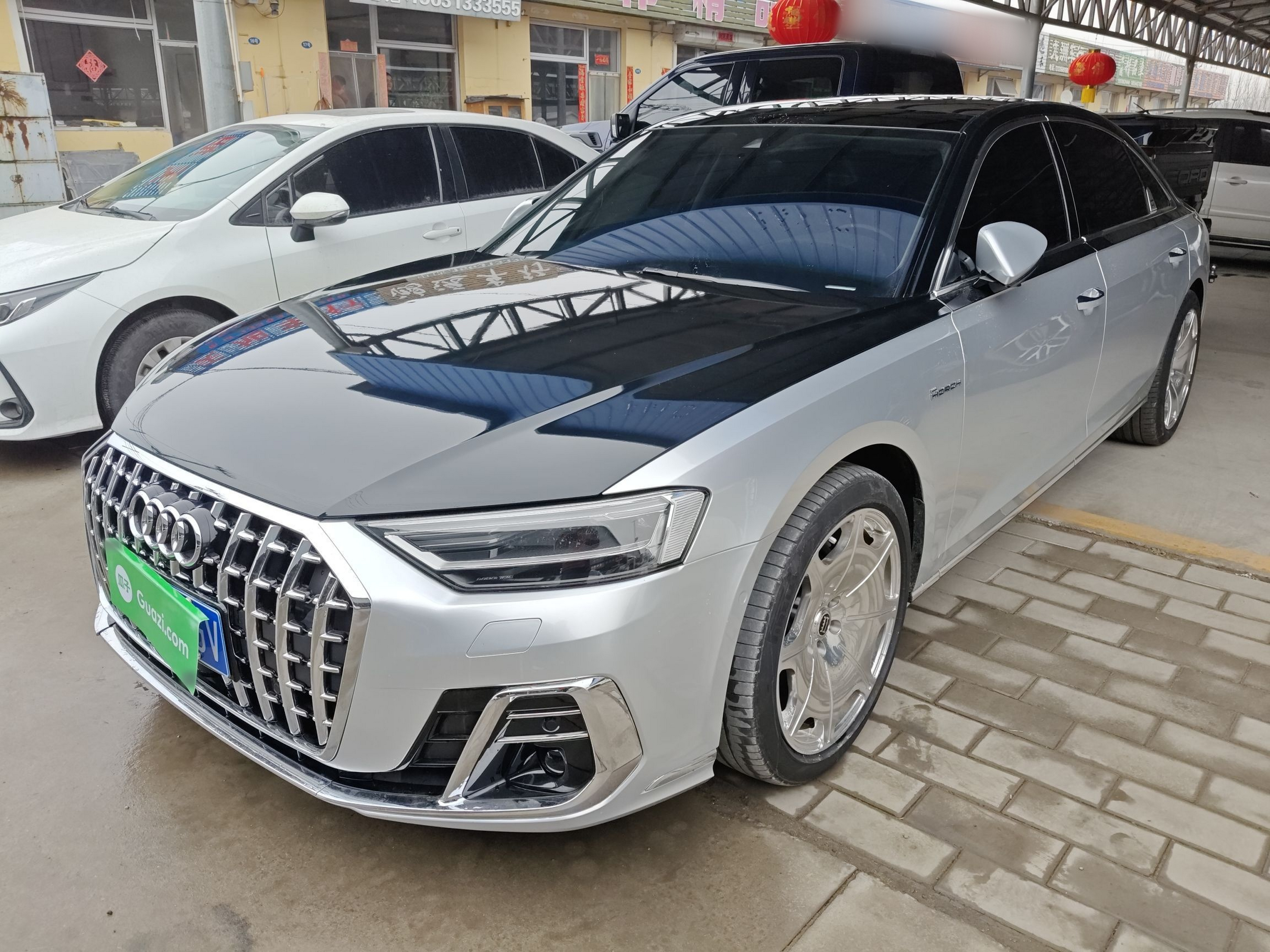 تحت مقدمة السيارة