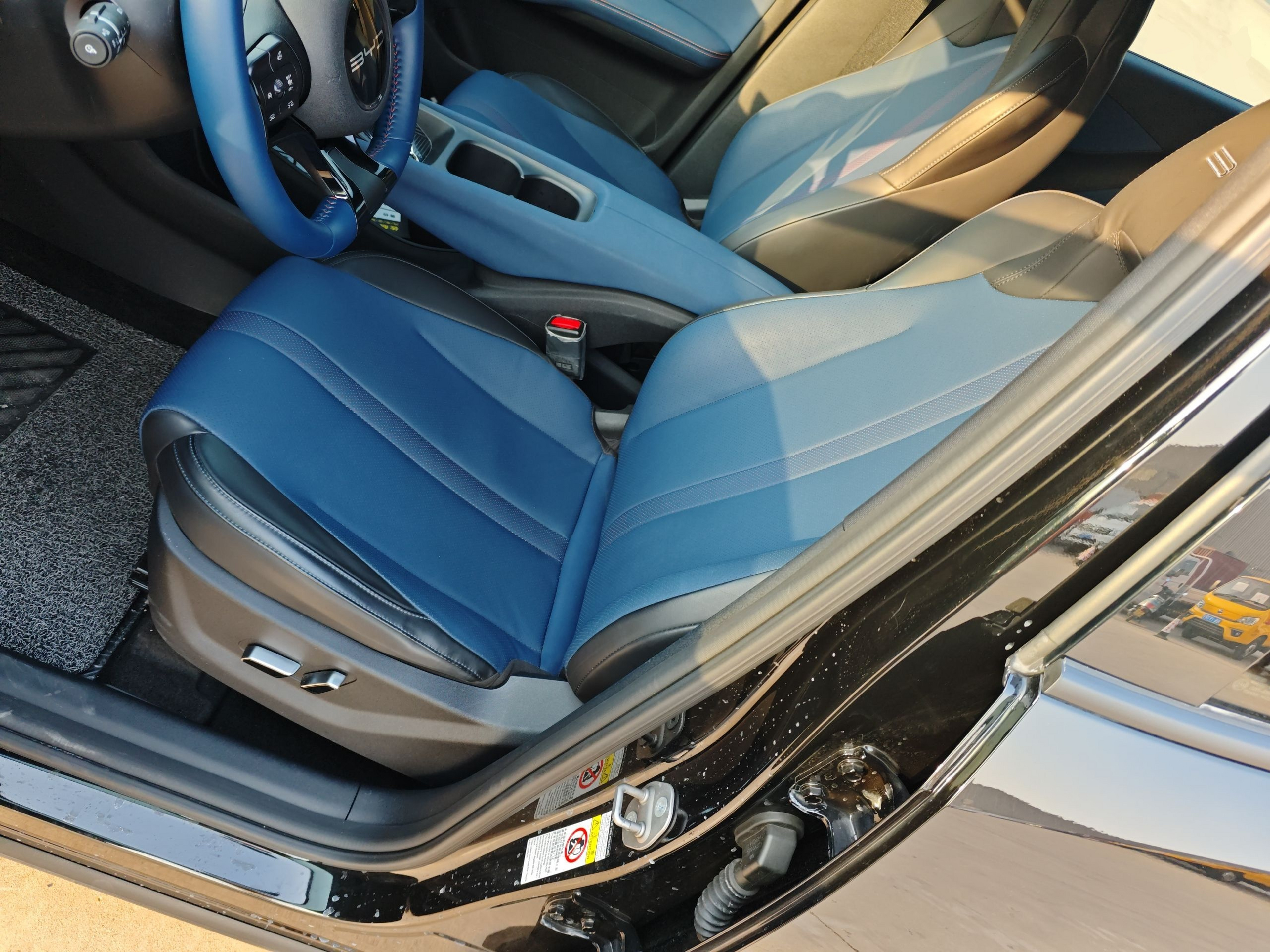 المقاعد الأمامية داخل السيارة