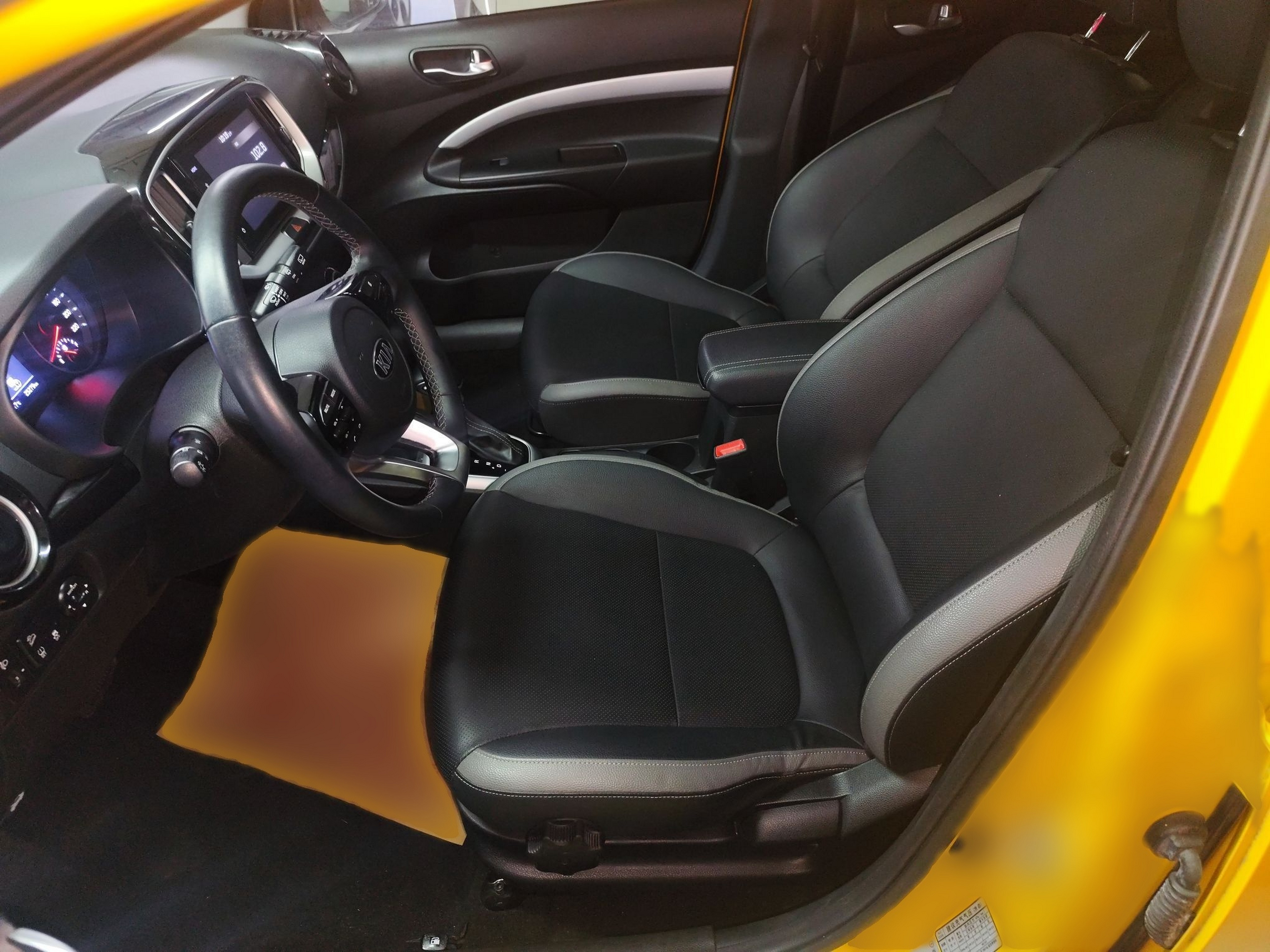 Переднее сиденье в автомобиле