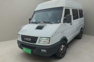 Used Iveco Daily 2021 2.5T A35 M1 Passenger Van 5-9 Seater Short Wheelbase Mid-Roof Design Dual Tires Manual Doors