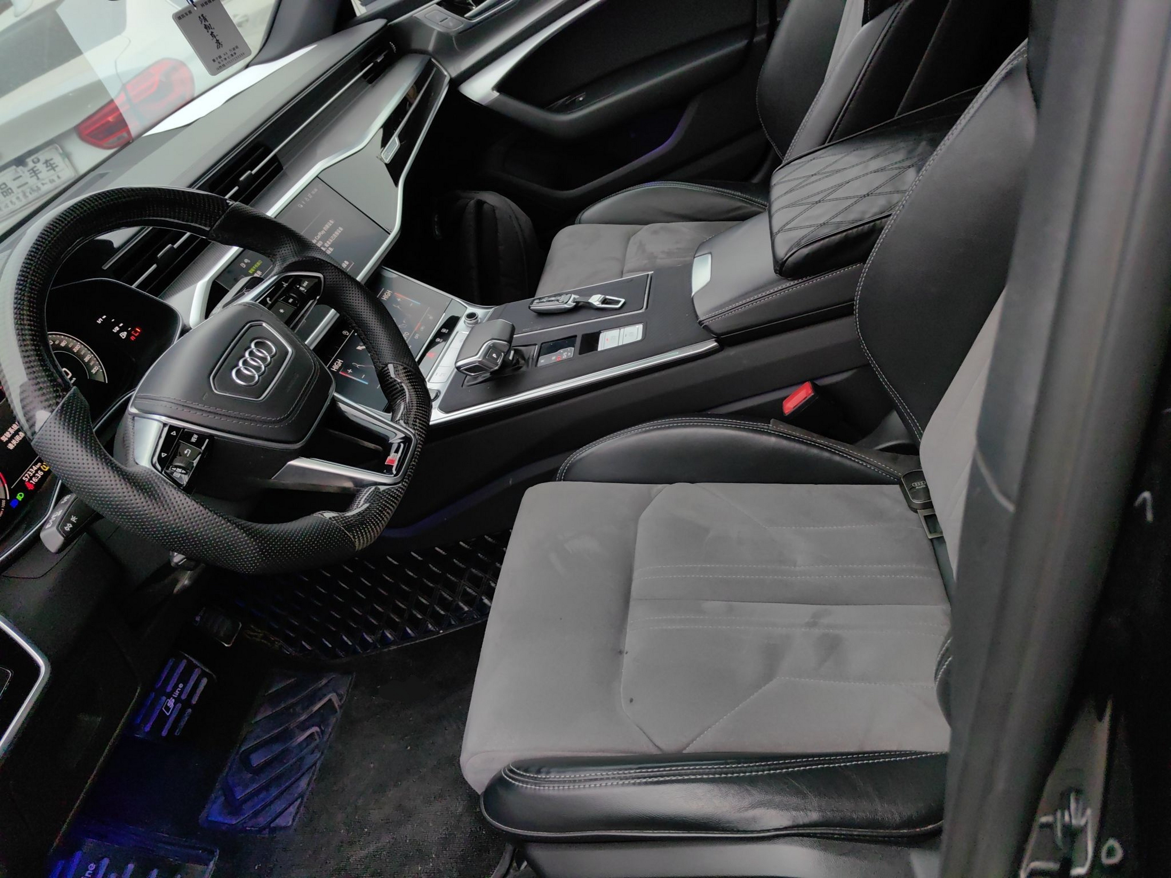 المقاعد الأمامية داخل السيارة