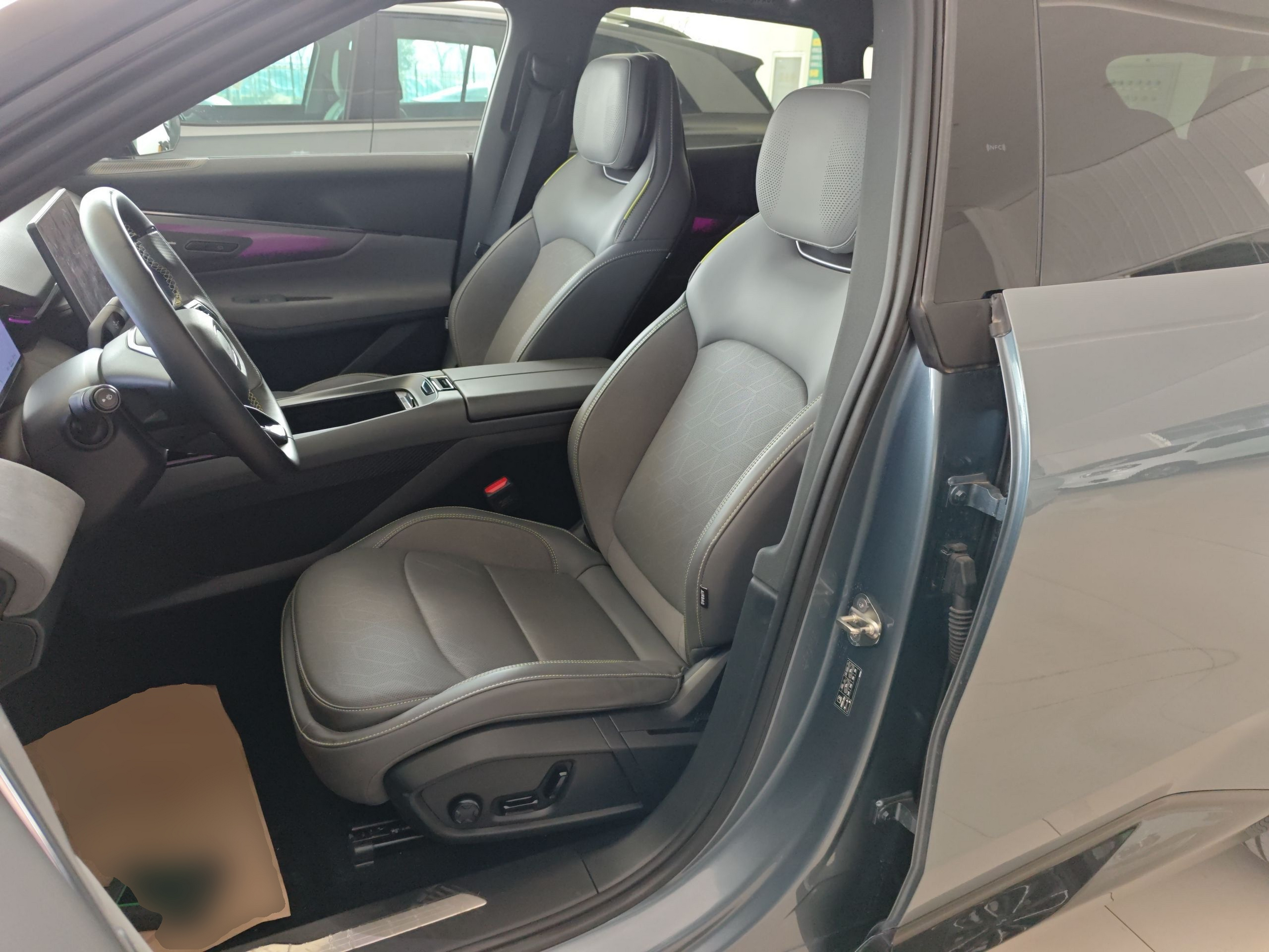 المقاعد الأمامية داخل السيارة