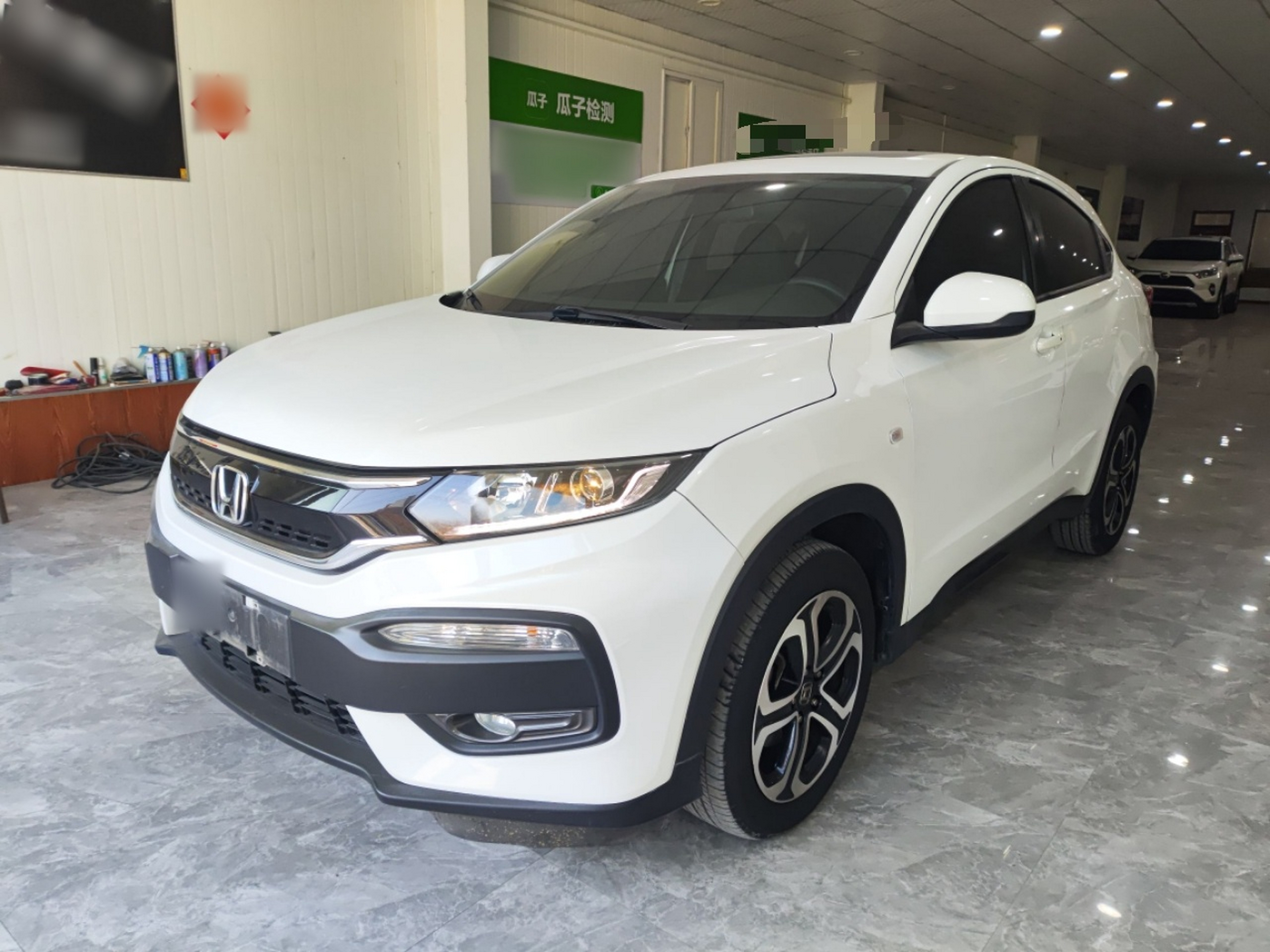 تحت مقدمة السيارة