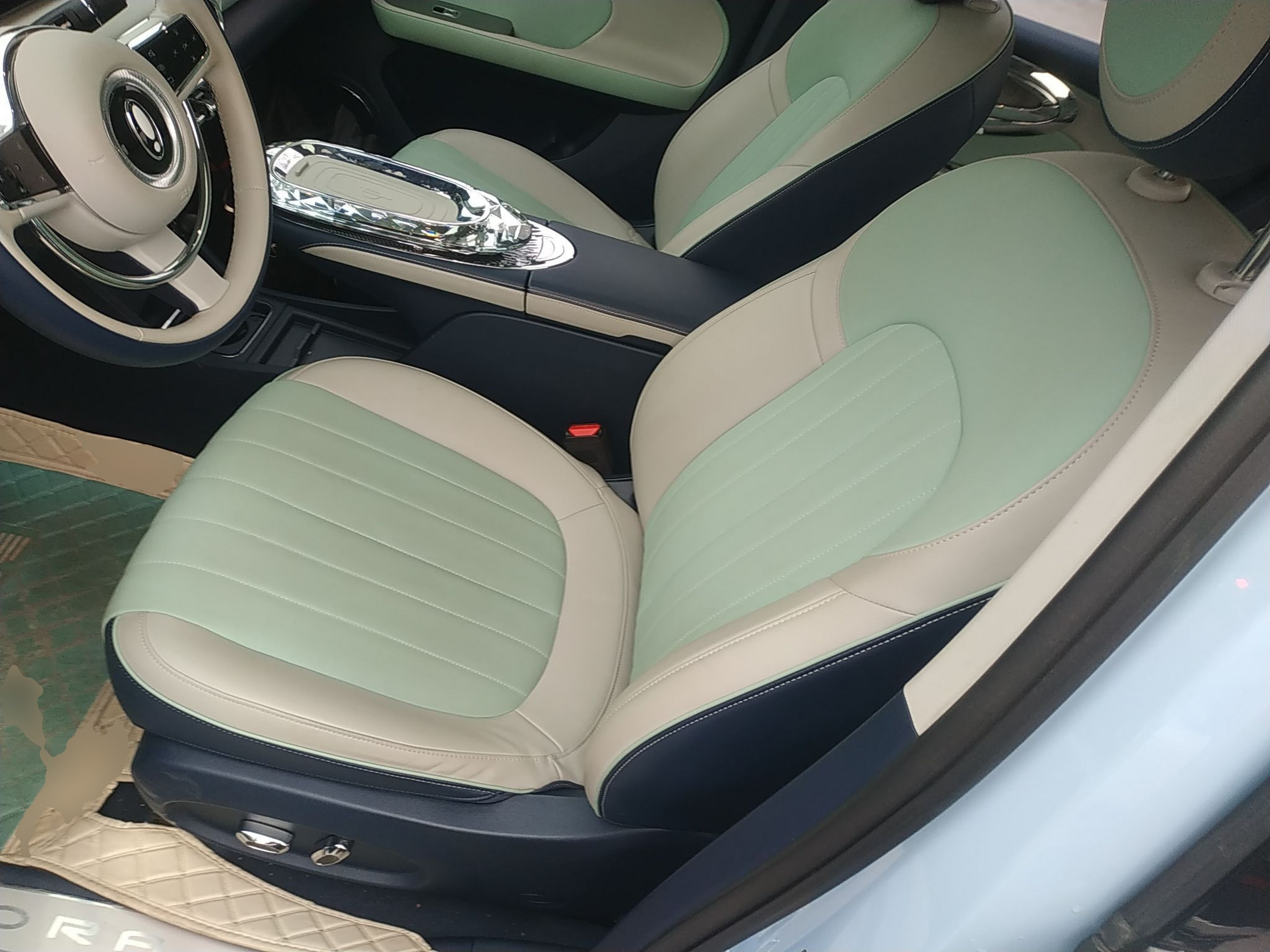 Переднее сиденье в автомобиле