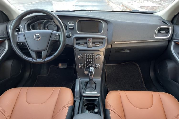 Used Volvo V40 2017 T3 Smart Edition