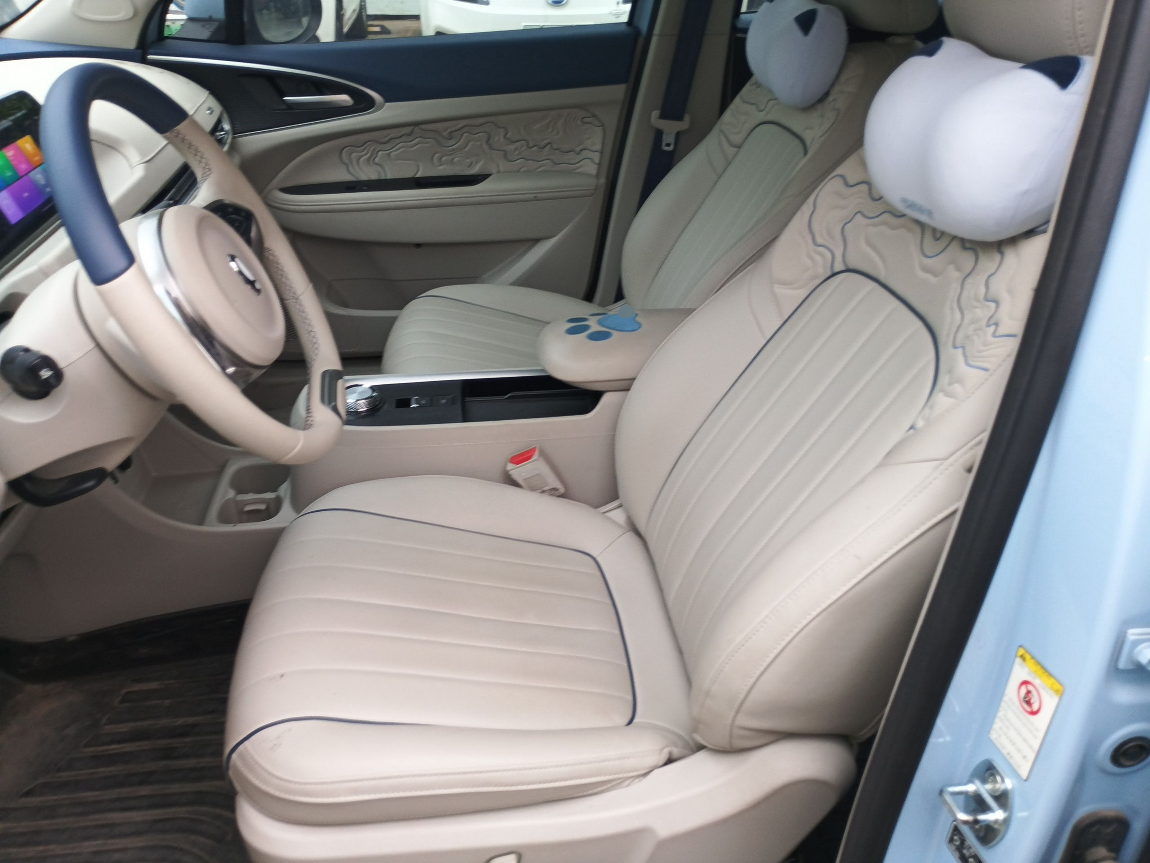 المقاعد الأمامية داخل السيارة