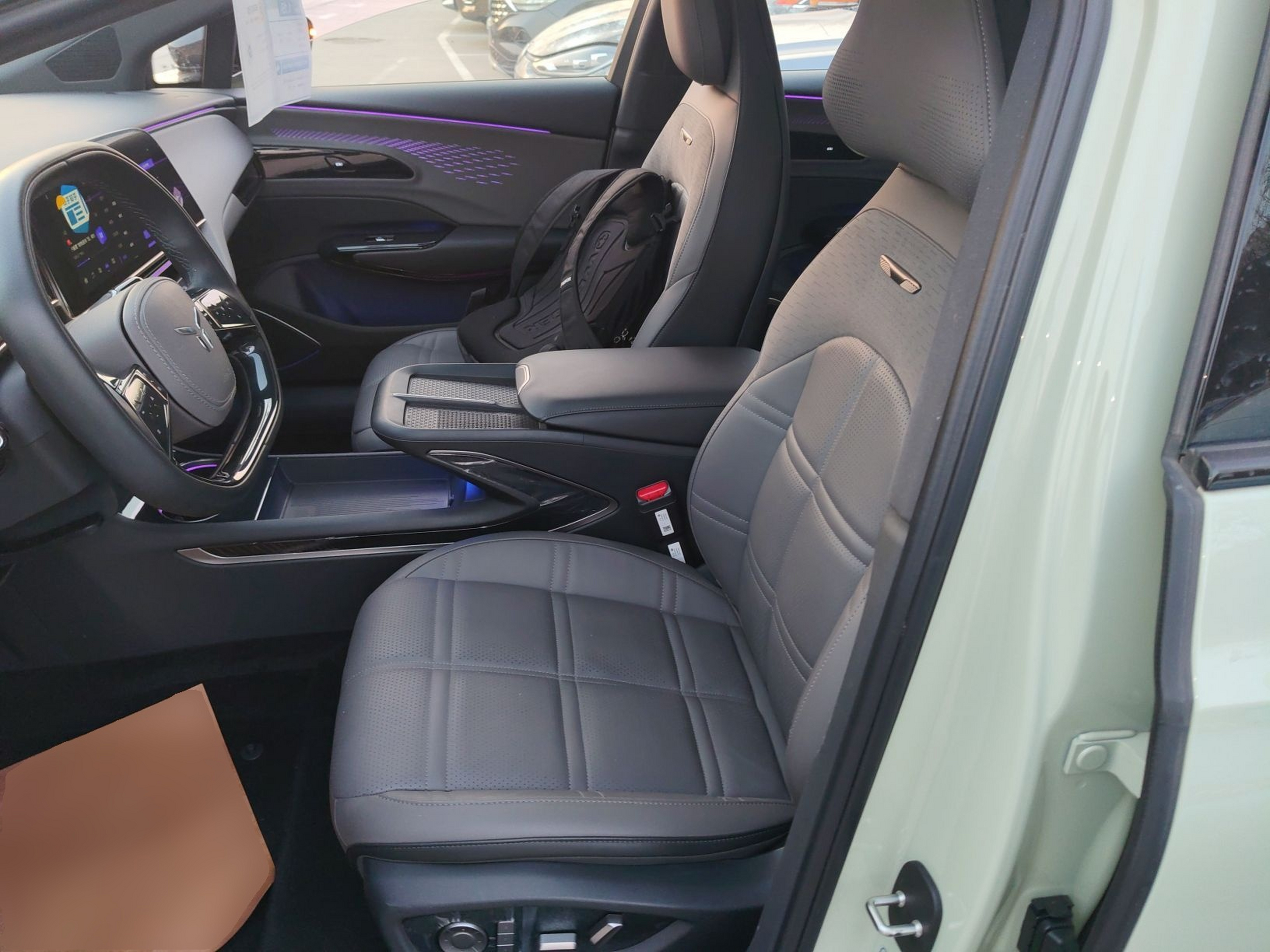 Переднее сиденье в автомобиле