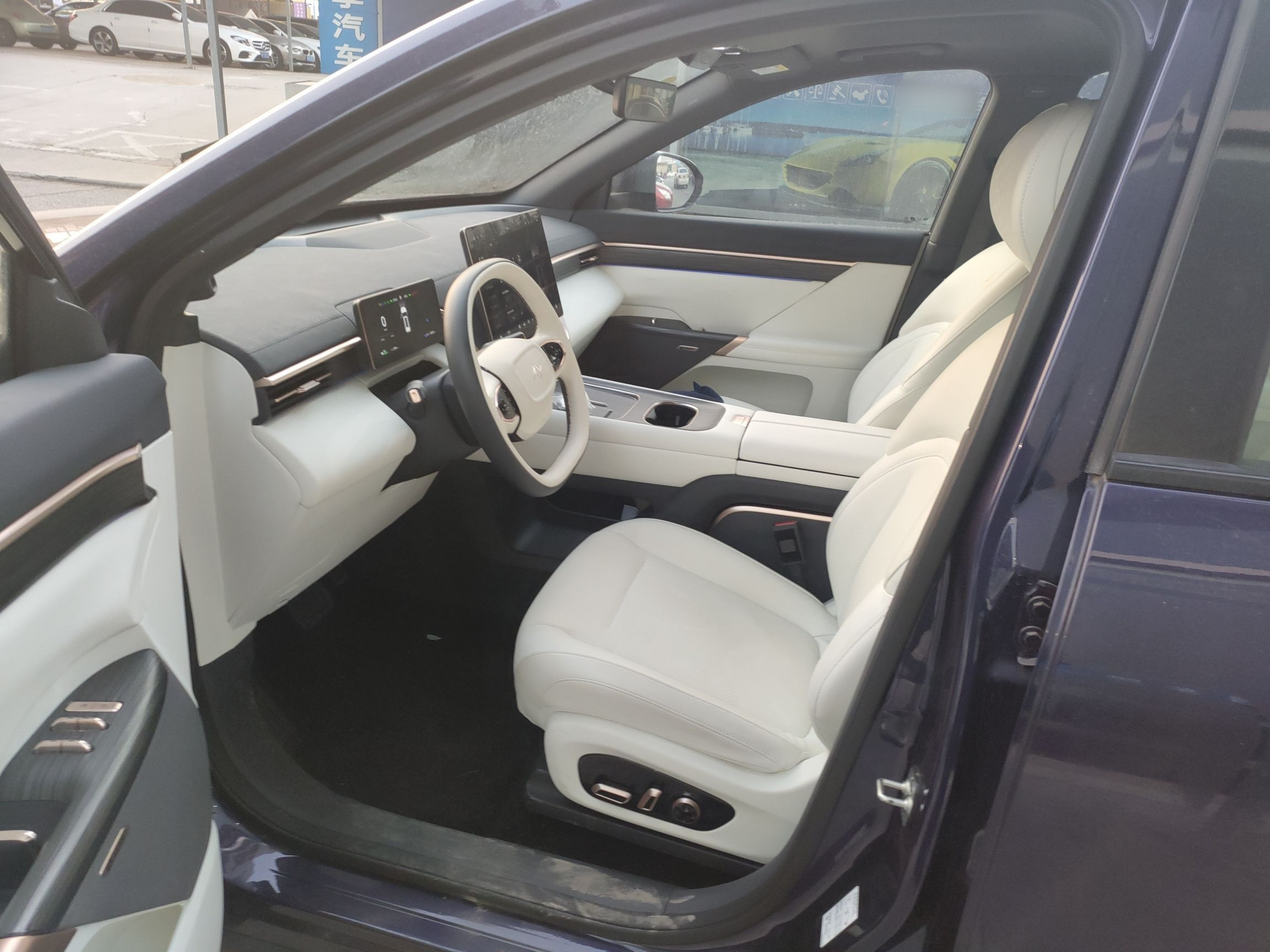 المقاعد الأمامية داخل السيارة