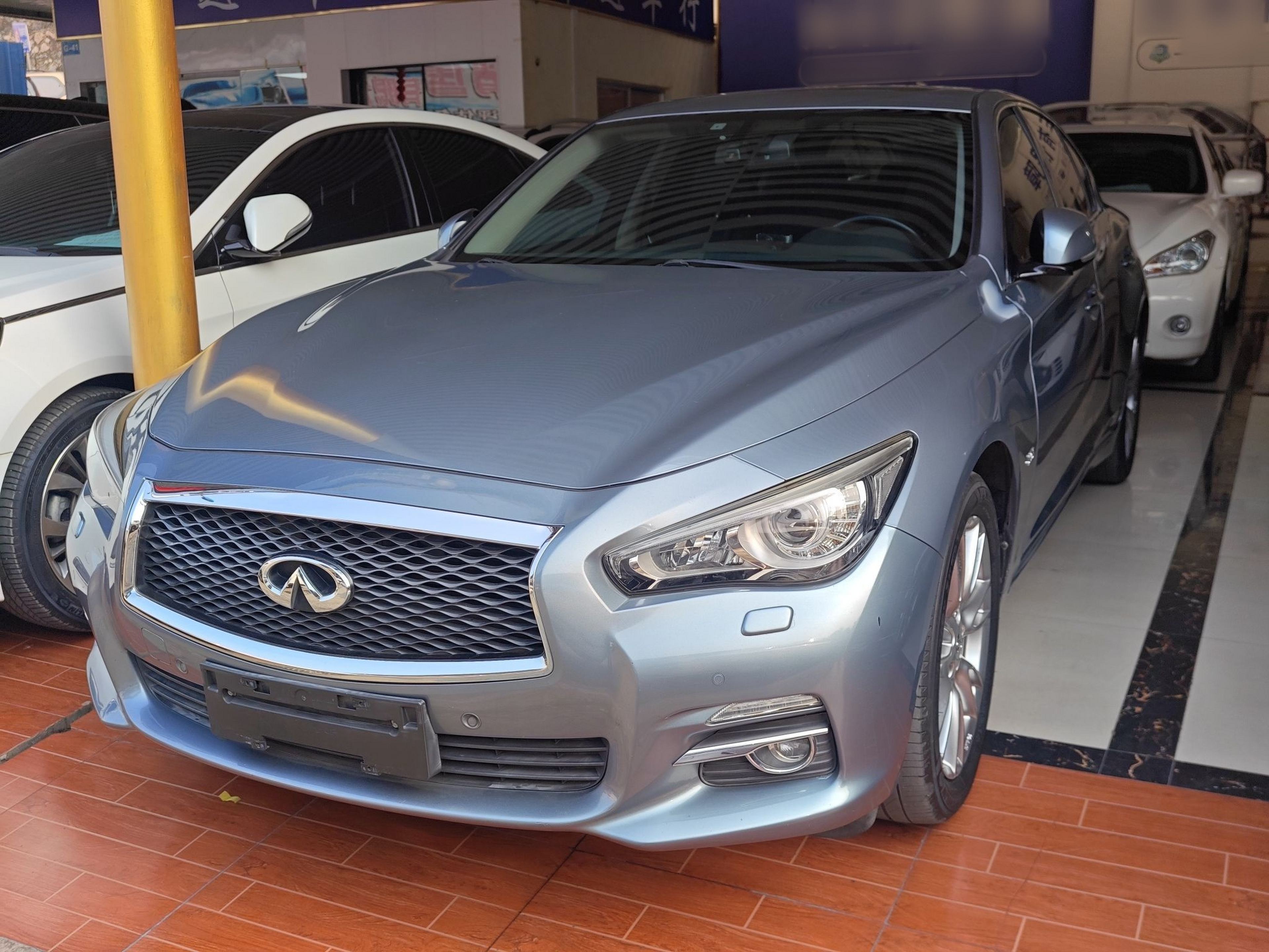 تحت مقدمة السيارة