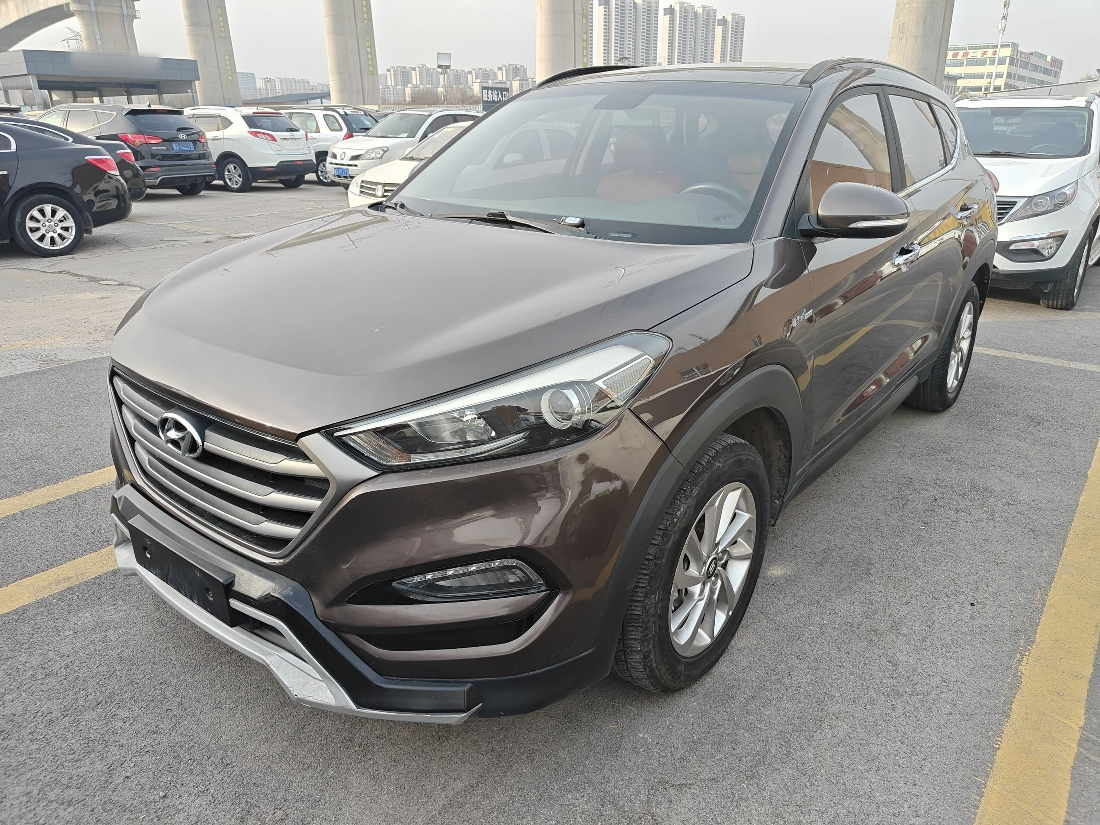 Под передней частью автомобиля