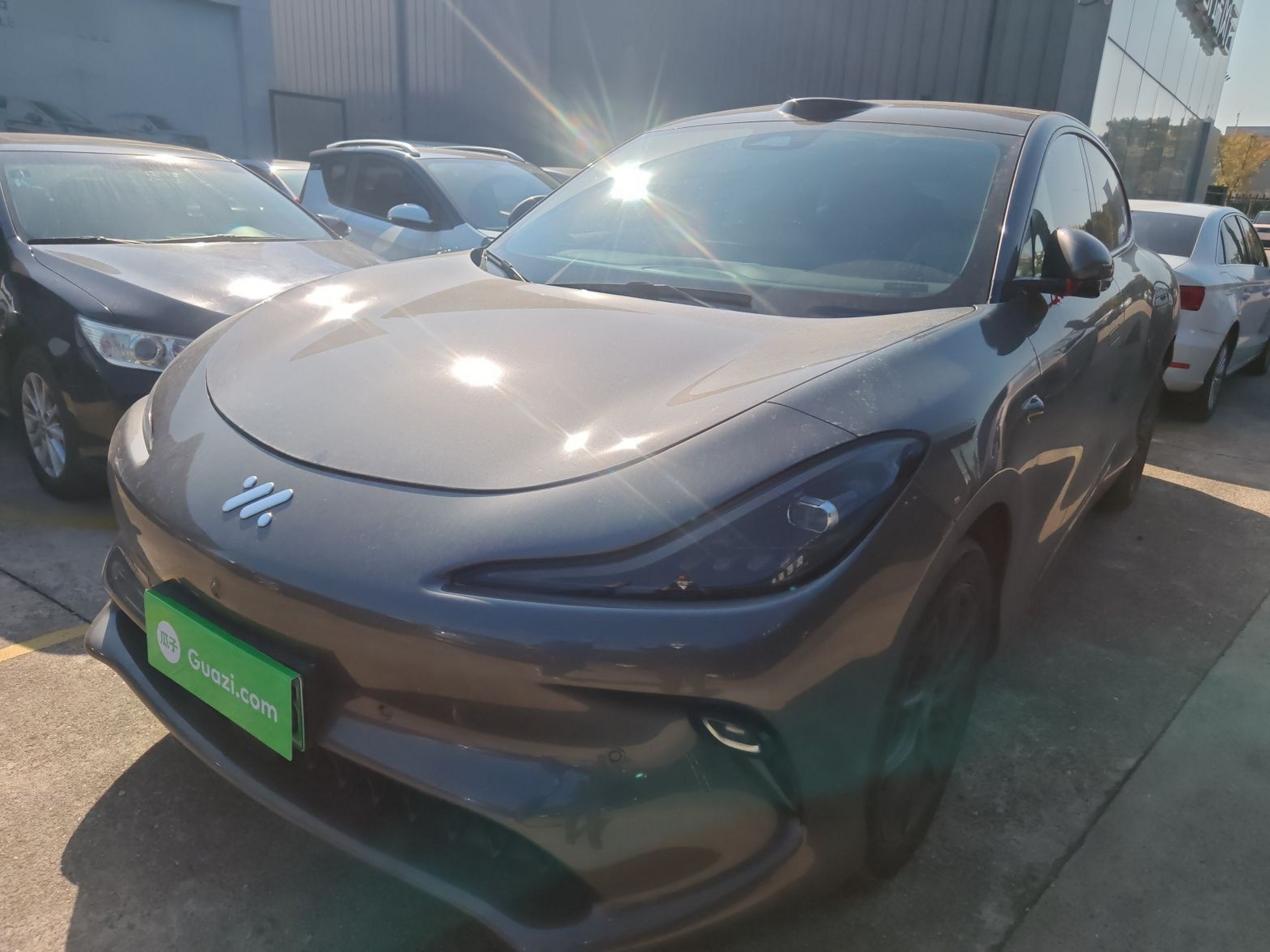 Под передней частью автомобиля