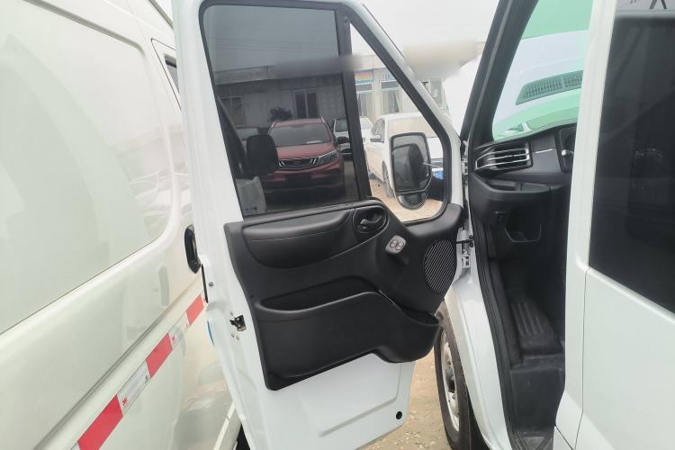 Used JMC Fushun 2023 2.0T Manual Short-Wheelbase Mid-Height Commercial Multi-Purpose 5-Seater Passenger Vehicle
