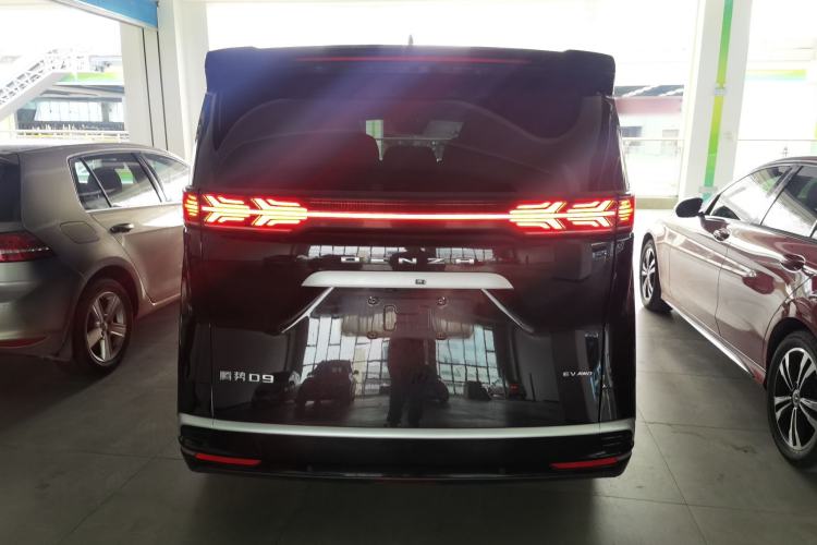 Used Denza D9 2022 EV 600 Four-Wheel Drive Flagship Model
