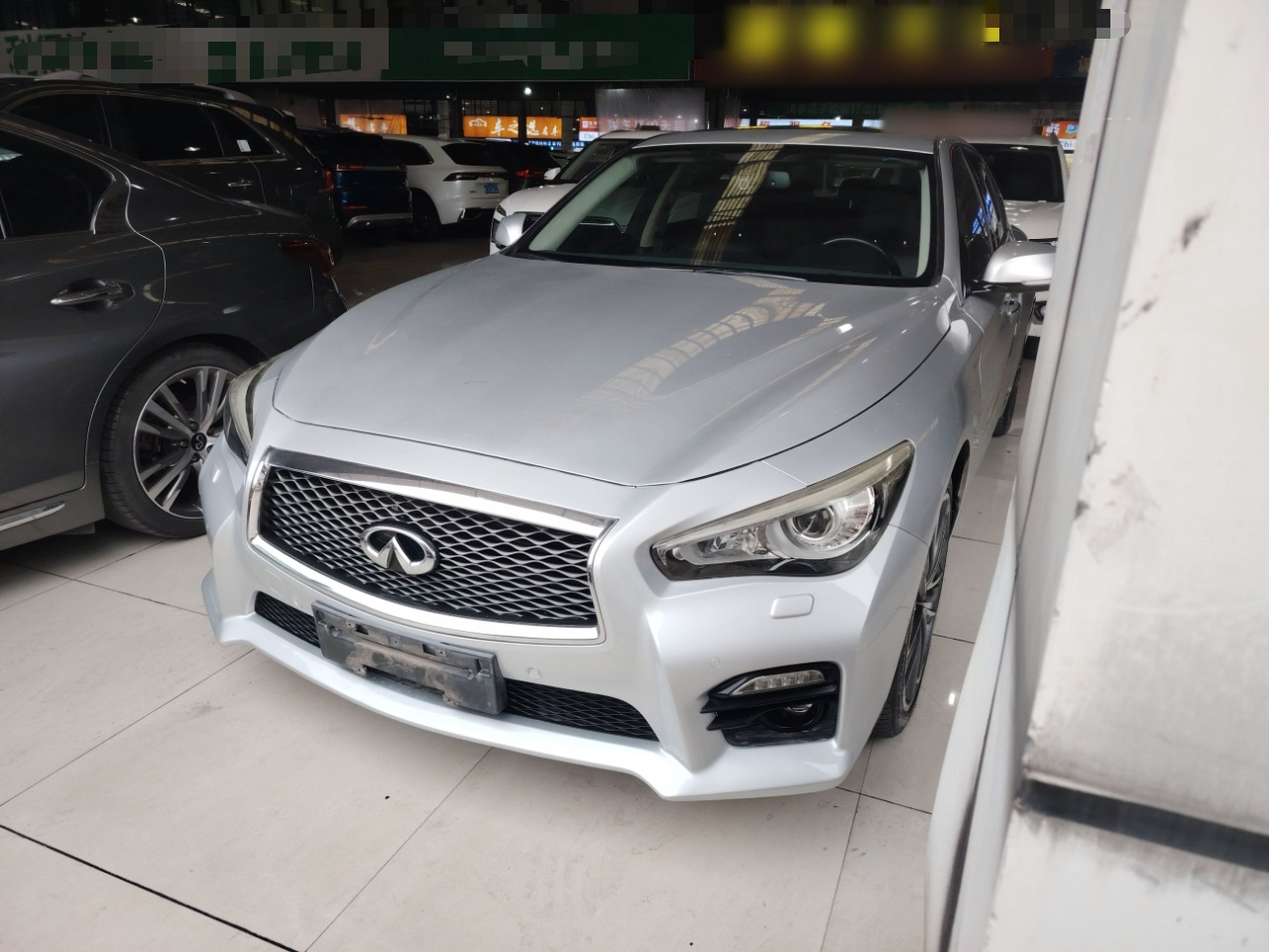 تحت مقدمة السيارة