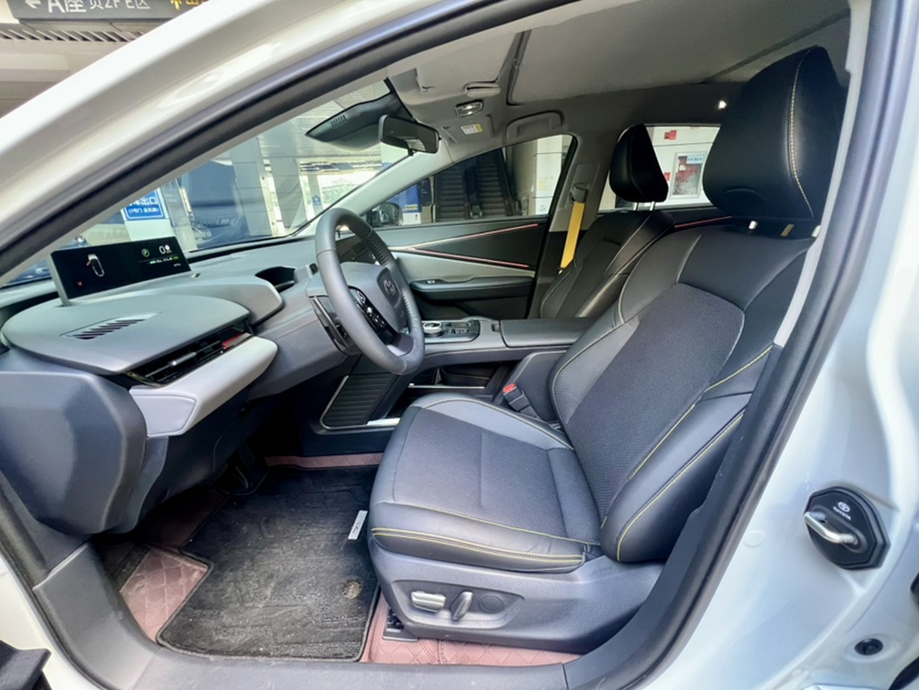 المقاعد الأمامية داخل السيارة