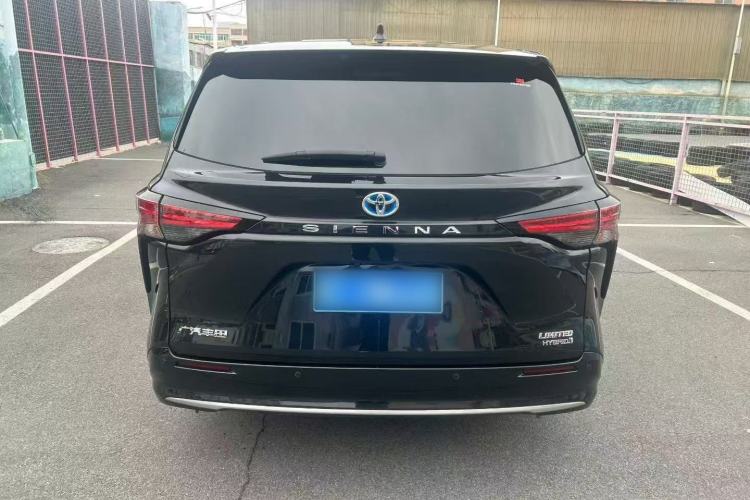 Used Toyota Sienna 2023 2.5L Hybrid Deluxe Edition