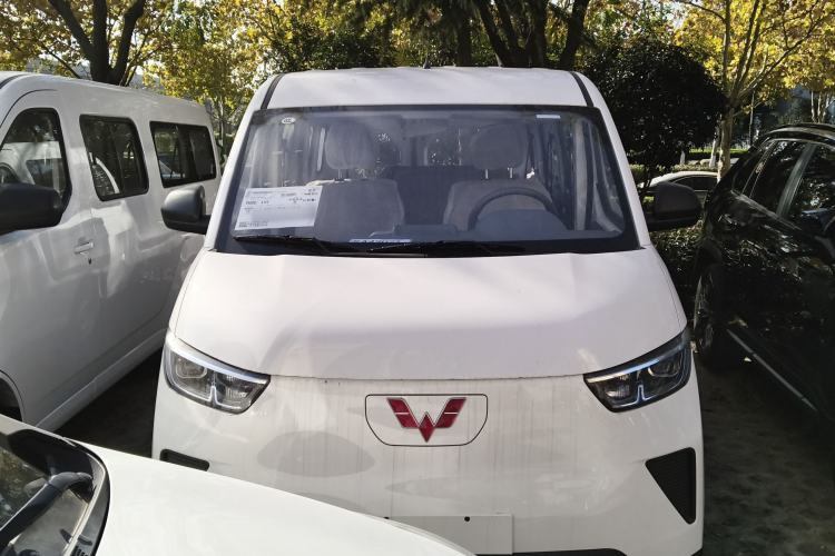 Used Wuling Yangguang 2024 300KM Comfort Version Passenger Van 75kW
