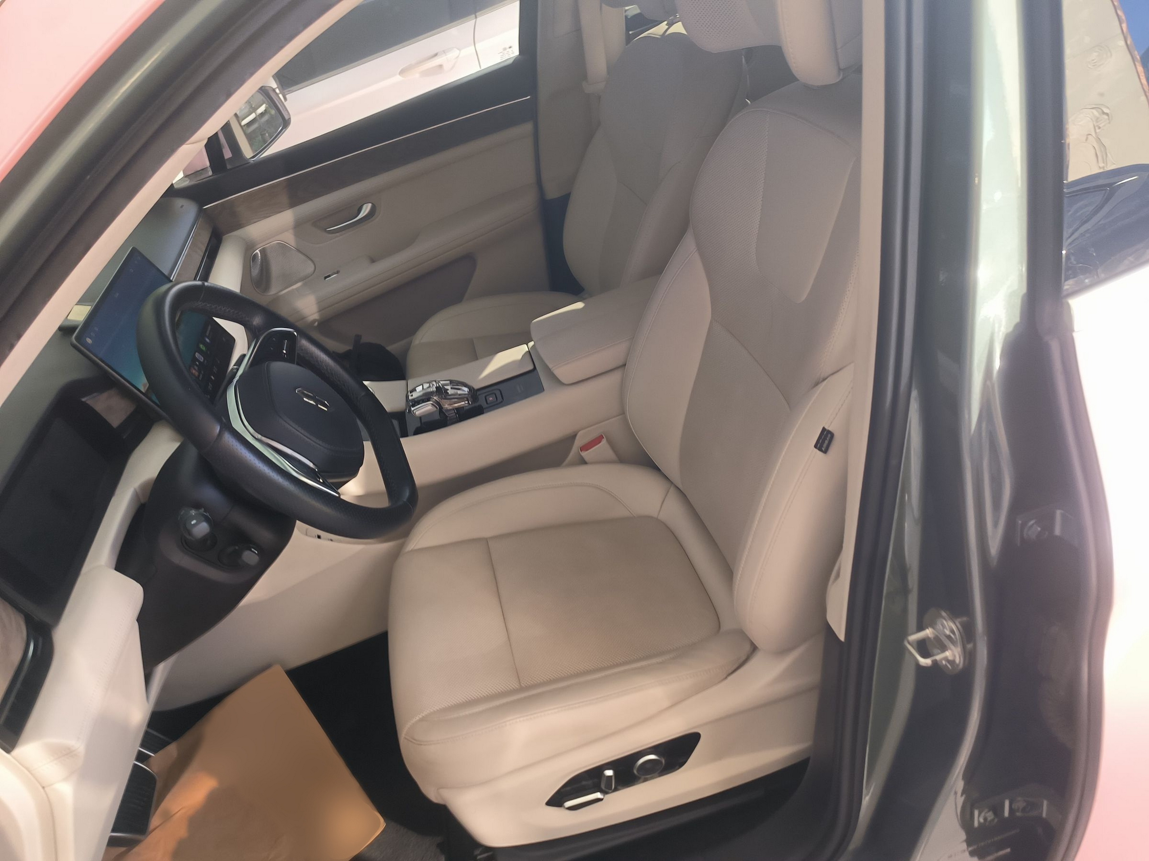 المقاعد الأمامية داخل السيارة