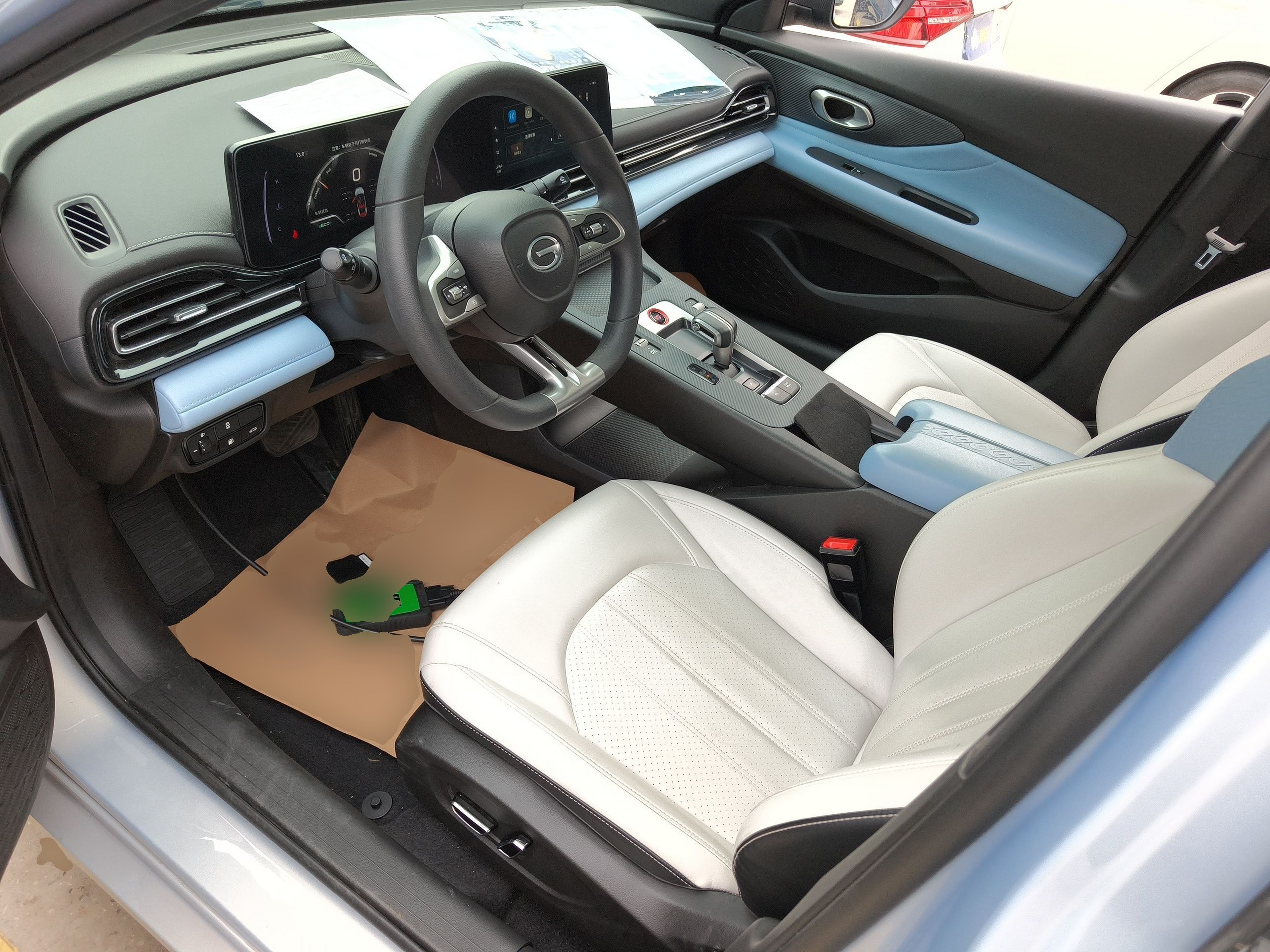 المقاعد الأمامية داخل السيارة