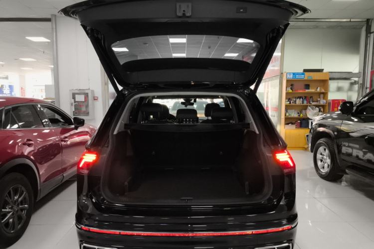 Used Volkswagen Tiguan L 2023 Restyled 330TSI Automatic Two-Wheel Drive R-Line Enhanced Comfort Version
