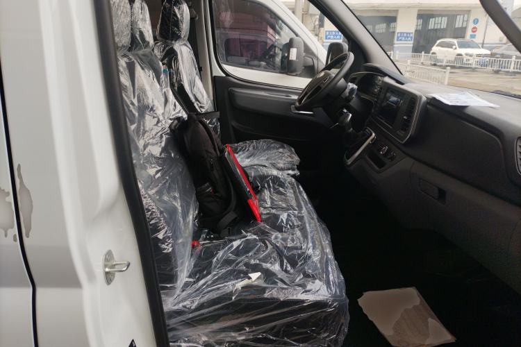 Used SAIC MAXUS Xintu V80 2024 Aotong Value Edition 6AMT Short Wheelbase Ultra-Low Roof 127 Ps 5/6 Seats