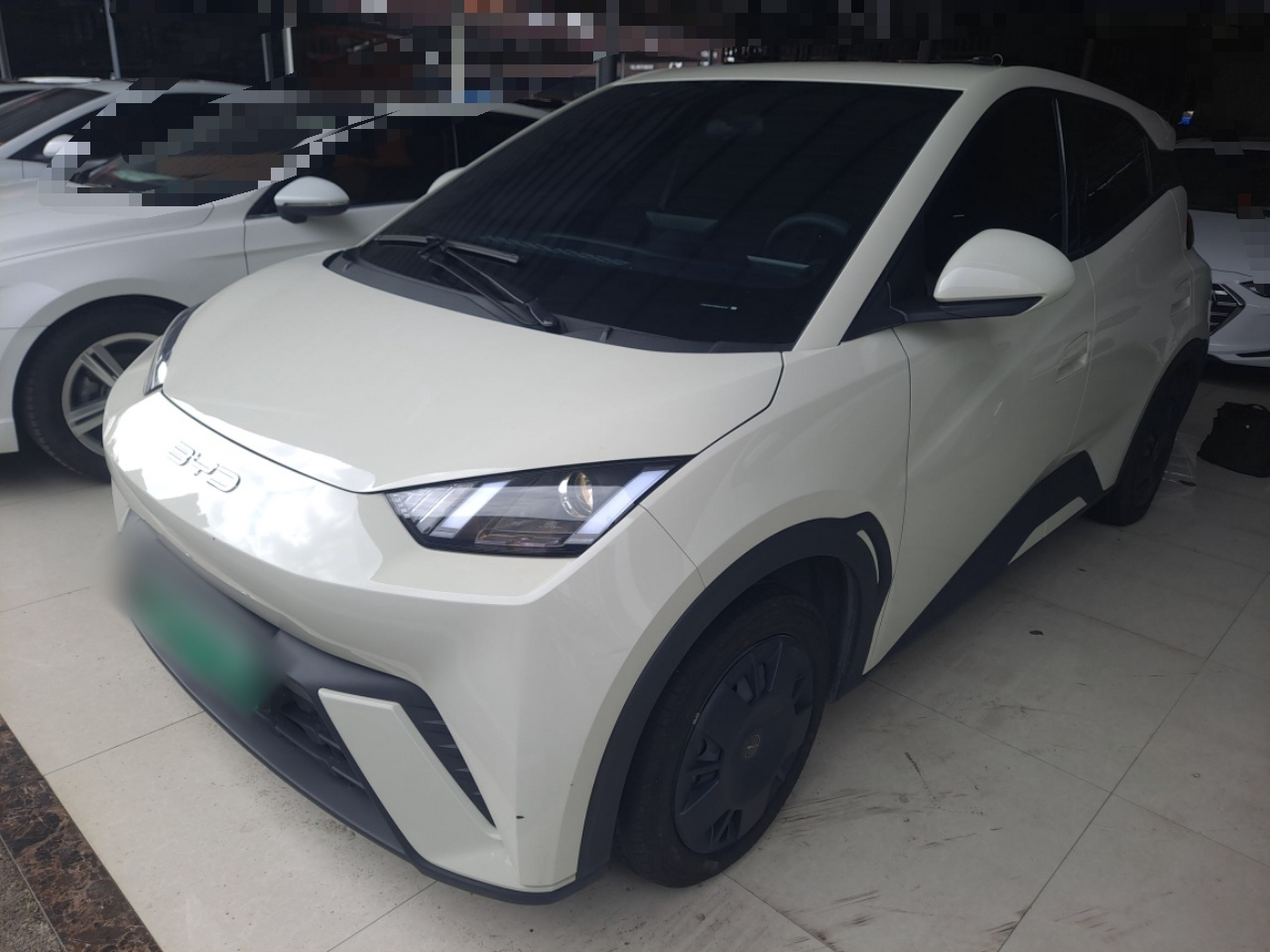 Под передней частью автомобиля