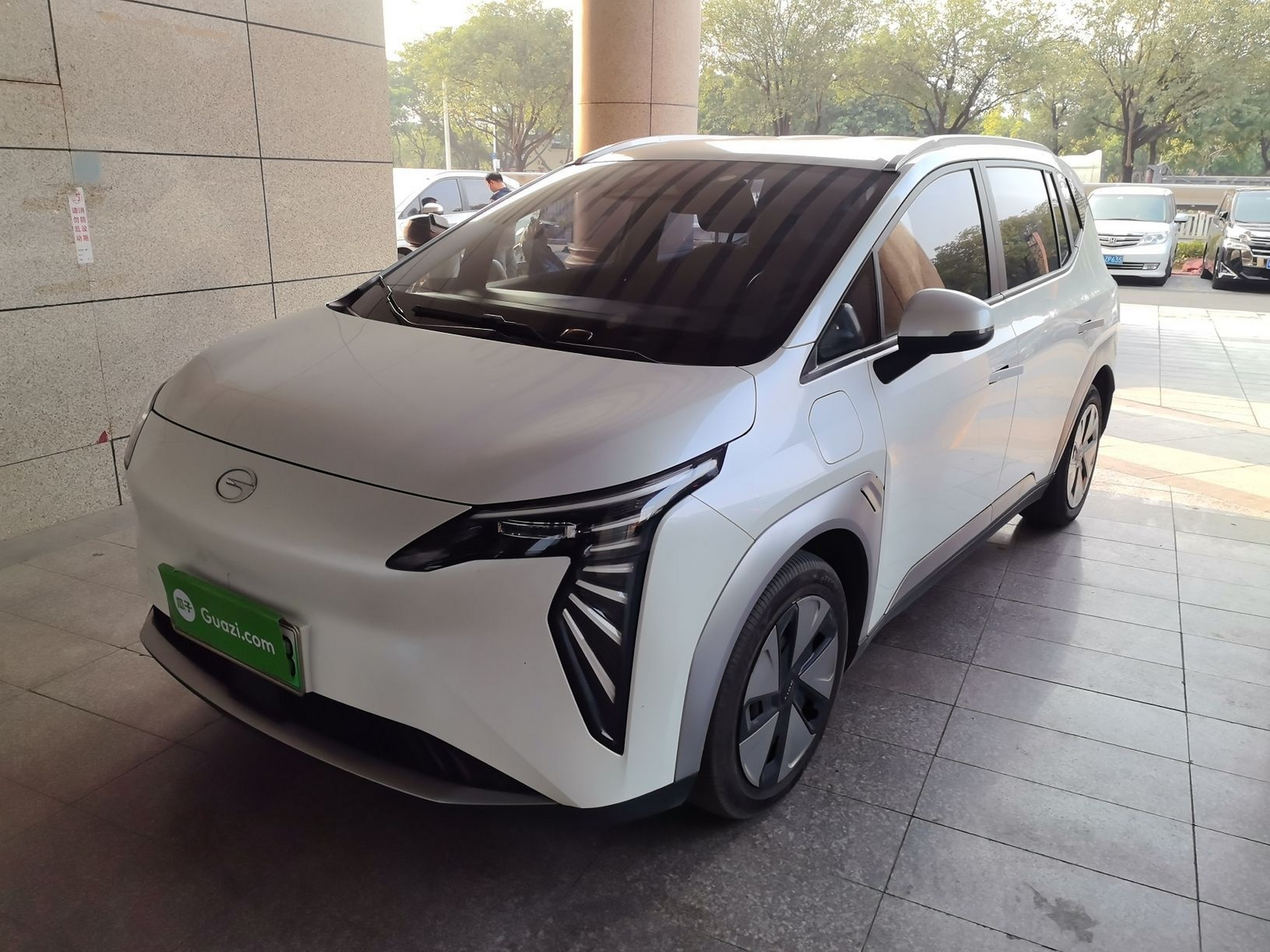 Под передней частью автомобиля